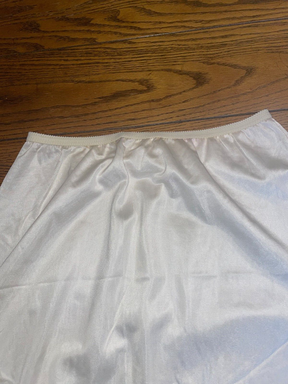 Komar Off White Nylon Ladies Side Slits Half Slip – Women&rsquo;s Size S Average 25&Prime;