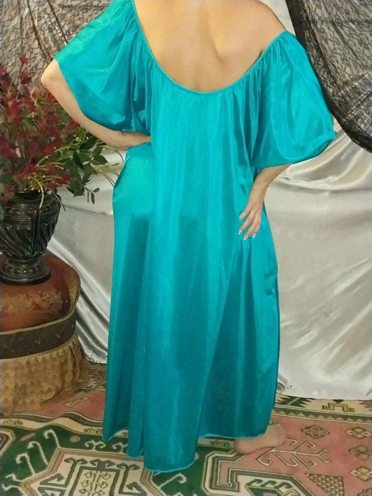 VTG SILKY NYLON SHOULDER NIGHTGOWN PLUS FULL FIGURE 70&Prime; 6X AQUA BLUE SMOCKED