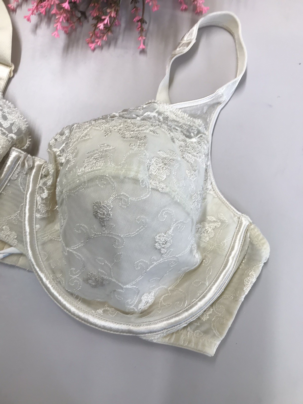 Vintage Playtex Secrets Satin & Lace #4022 Underwire Soft Cup Bra In Ivory 40DD