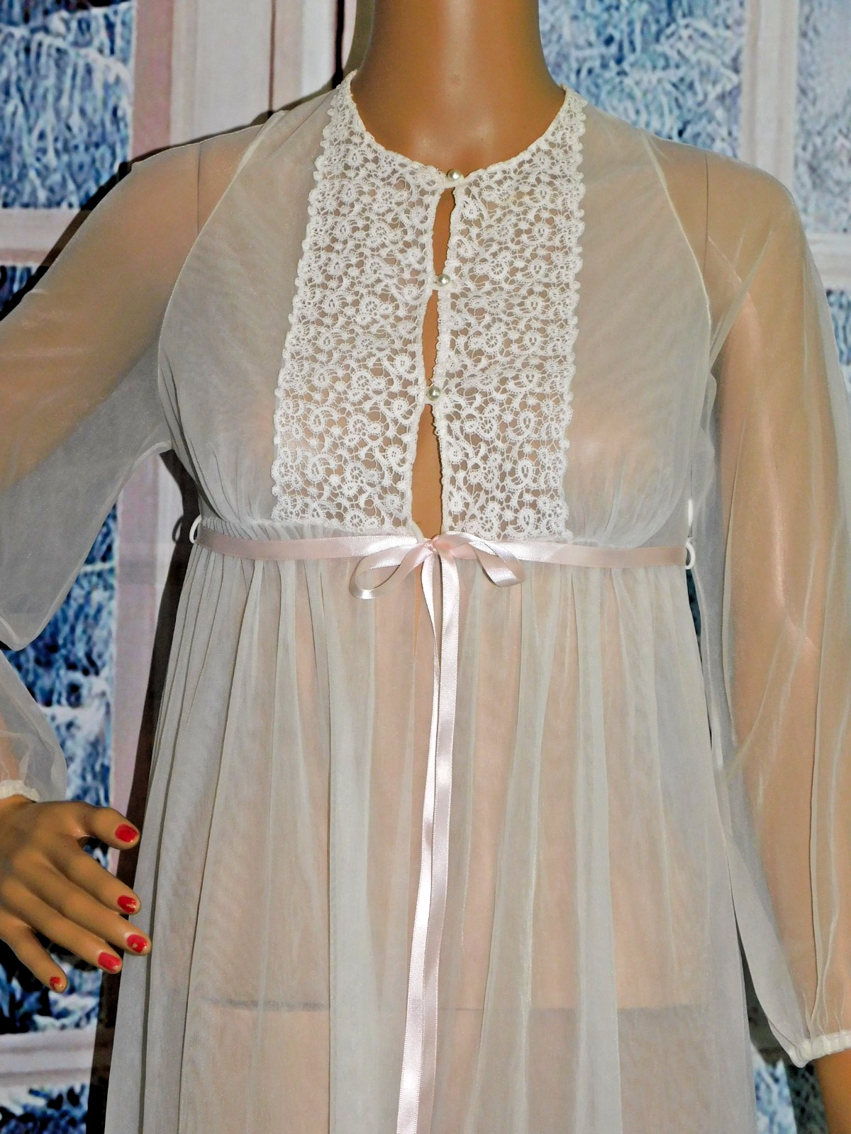 Vinage Warners Juniors Double Layer Chiffon & Lace Robe Pearl Buttons