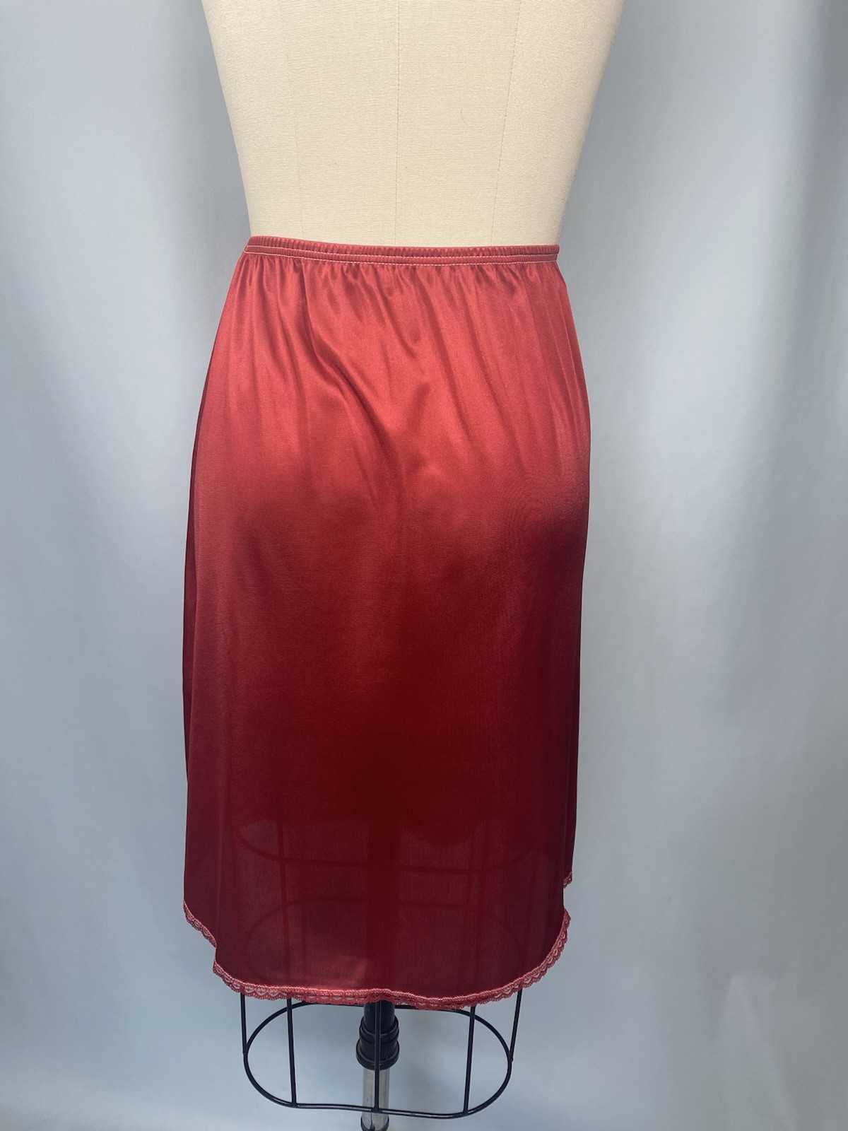 Vintage Half Slip SIZE SMALL long length 22&Prime; classic red nylon VASSARETTE