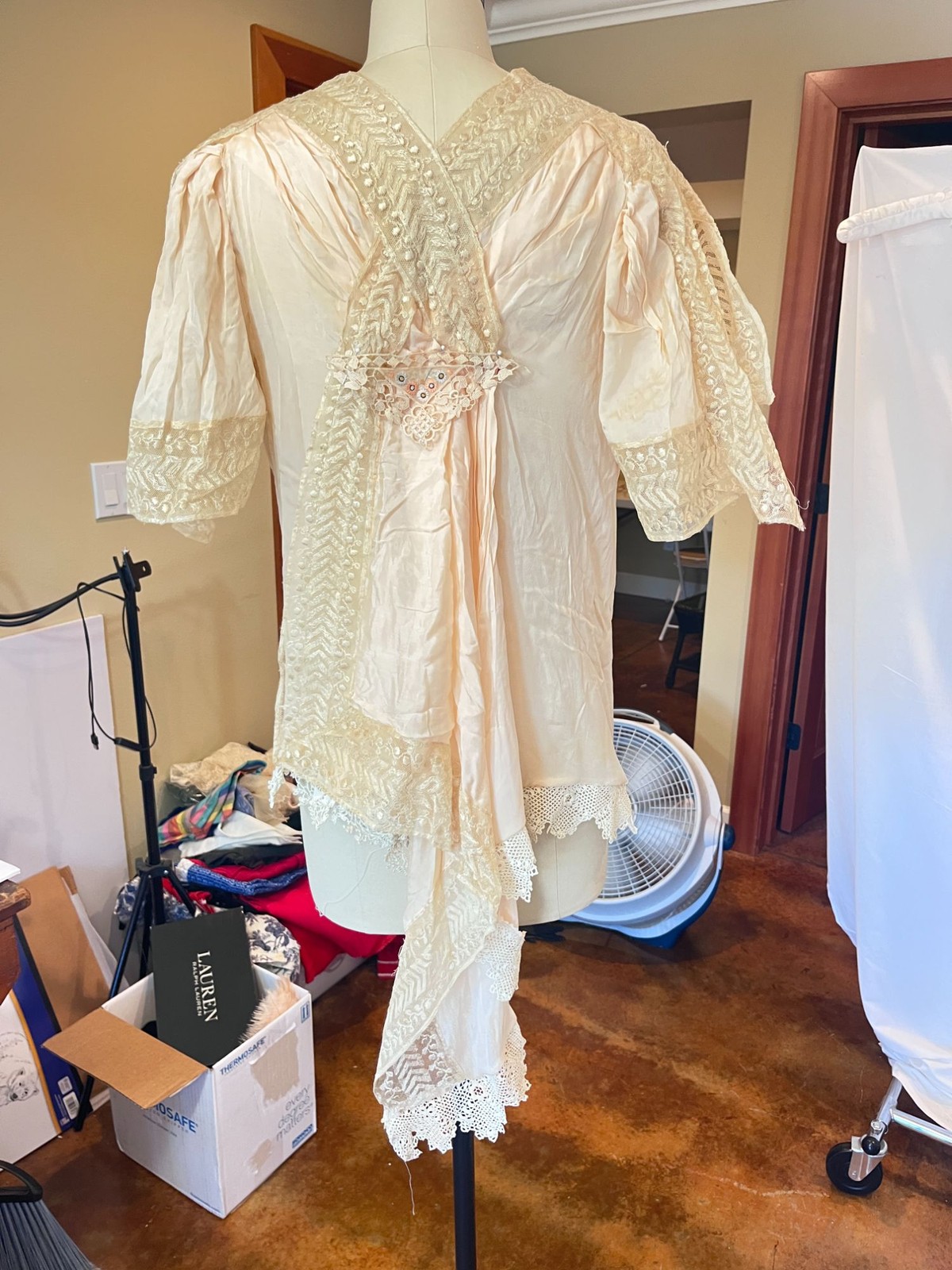 Edwardian Early 20s silk boudoir jacket blush pink with lace trim AS IS