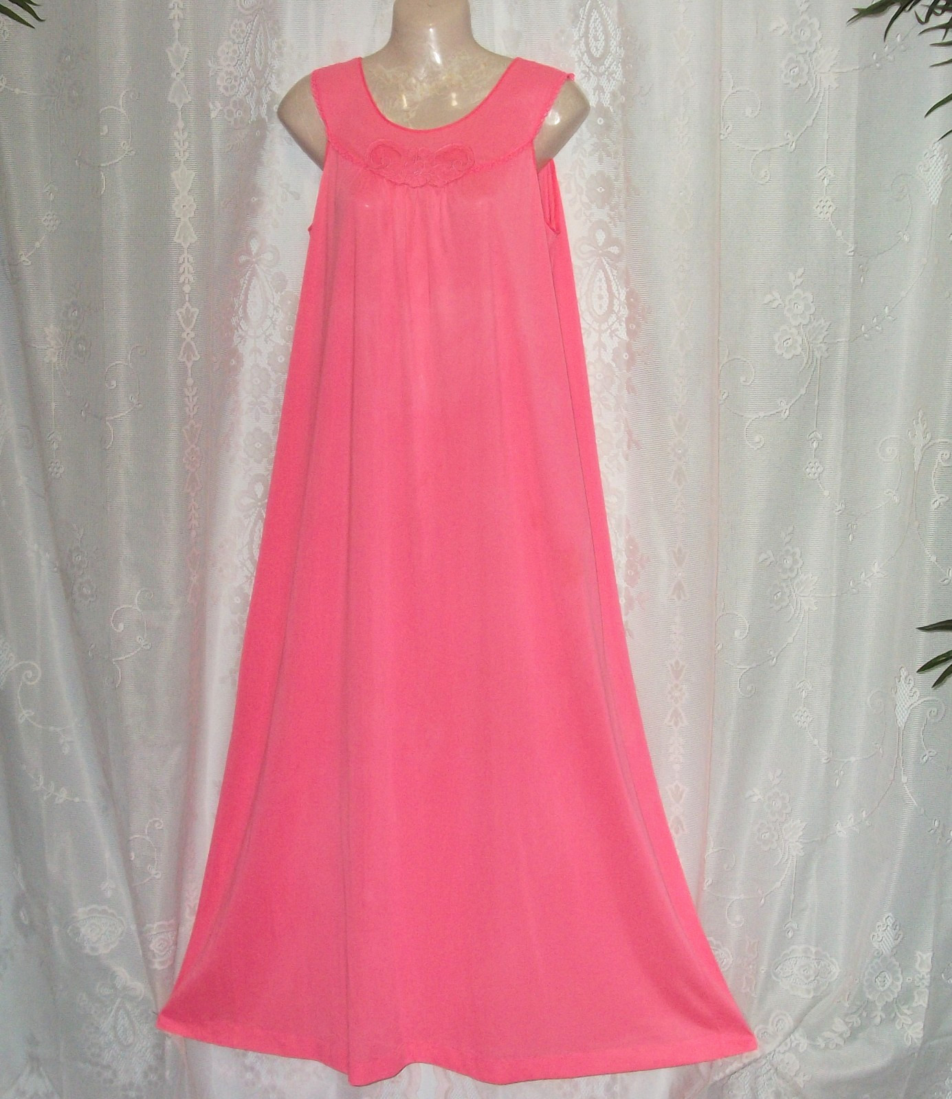 Sm. »Lorraine » Neon pink,long vintage nightgown,floral applique&rsquo;,soft nylon,night