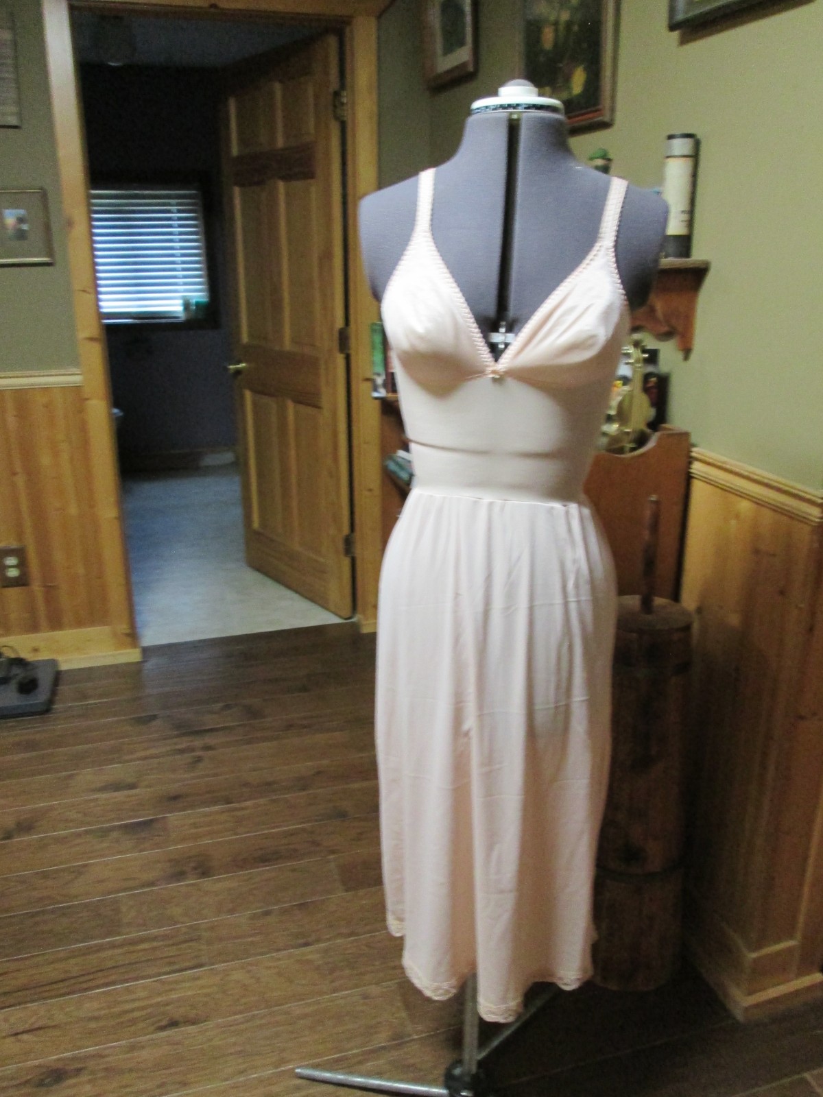 Vtg form fitting slip with built in bra beige 34 small slip midi