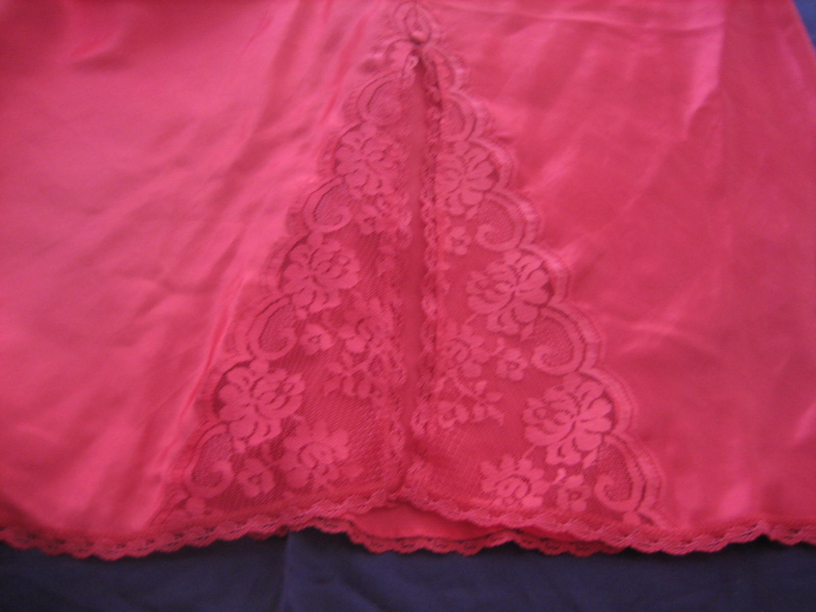 MAIDENFORM CHANTILLY Red Polyester Half Slip, Front or Back Lace Slit – Size S