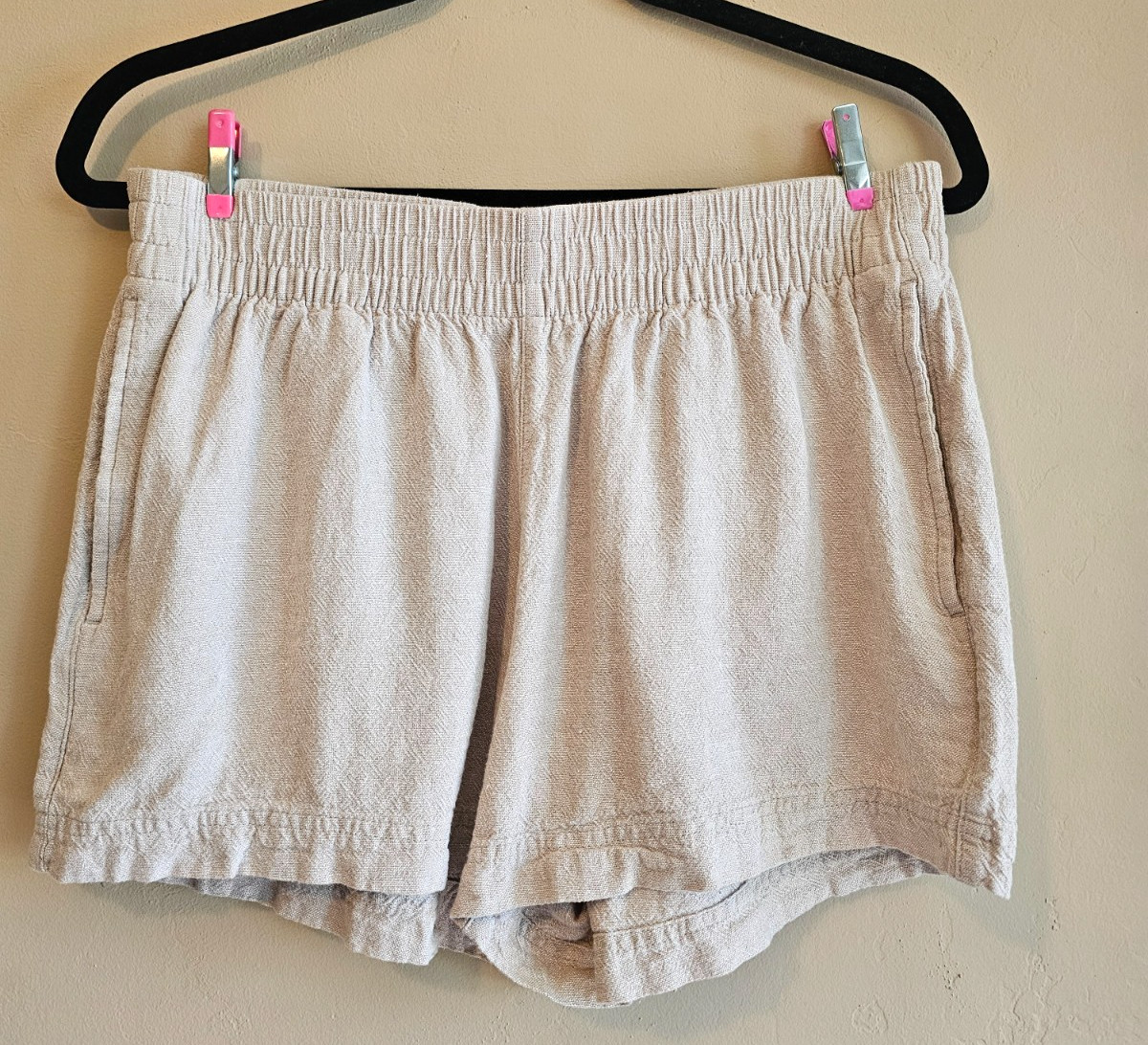 Old Navy HR Linen Blend, shorts, beige. Pull on, stretch. Pockets. Womens Size M