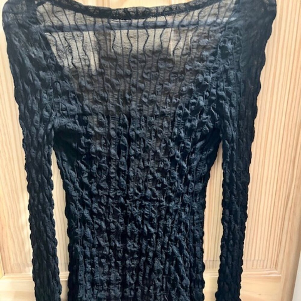 SHEIN black textured tie-front top, « popcorn » or « crinkle » long sleeve V neck L