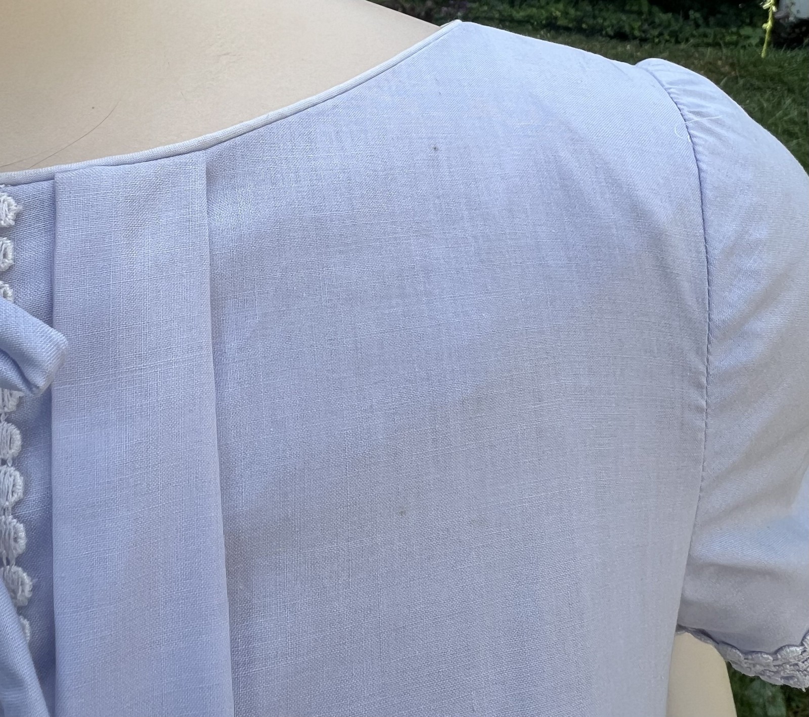 VINTAGE 1950&rsquo;s LAVENDER COTTON W/ CENTER PLEATS & LACE TRIM