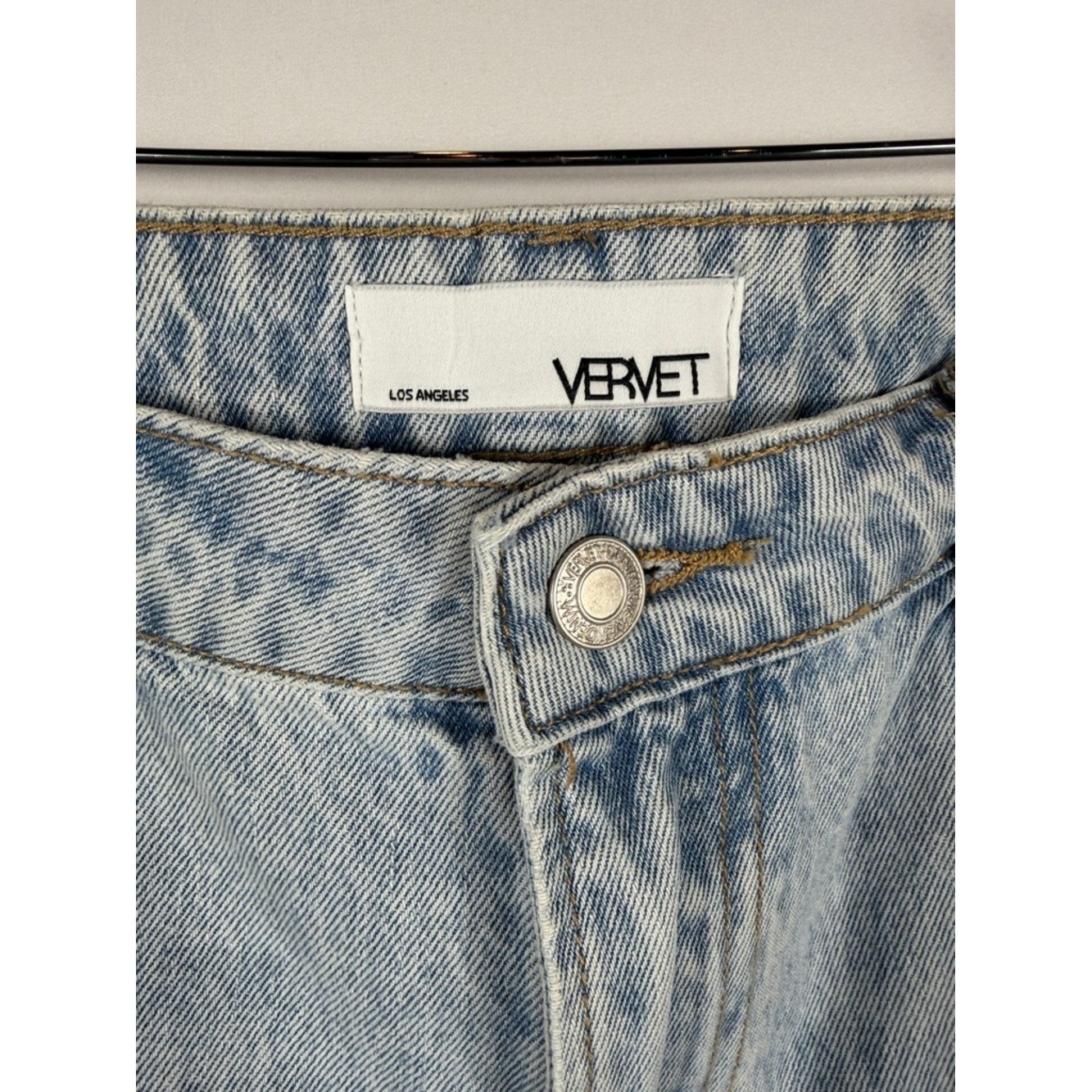 Vervet Barrel Fit Light Distressed Cropped Jeans. Womens Size 31. Inseam 26&Prime;