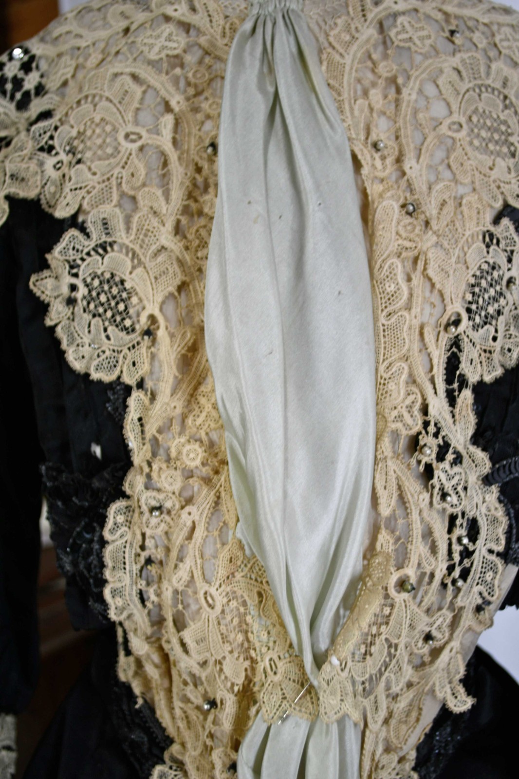VICTORIAN 2 PIECE TRAINED AFTERNOON VISITING DRESS, LABEL, CIRCA 1890s
