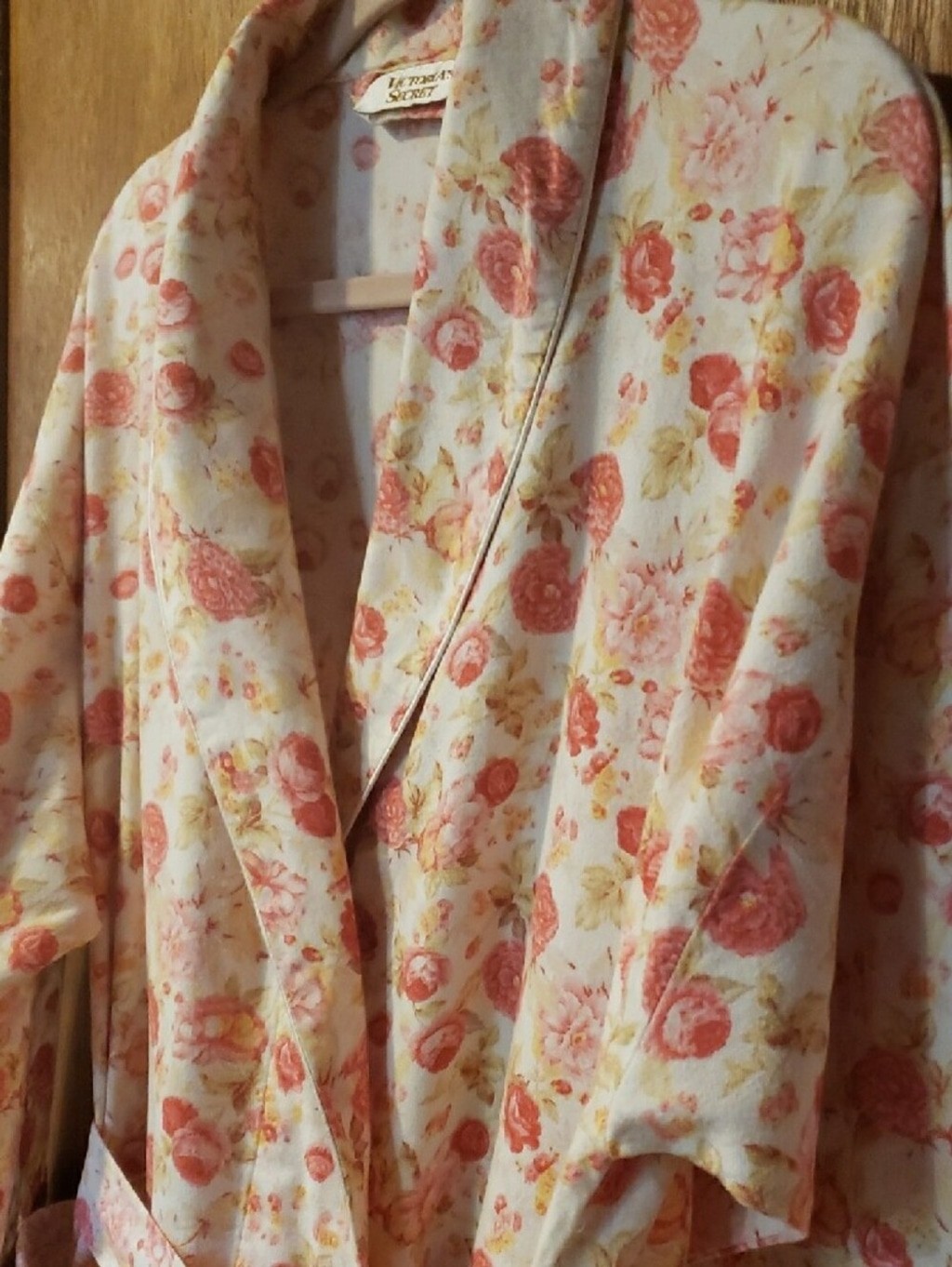 Vintage 90&rsquo;s 100% Cotton Victoria&rsquo;s Secret Garden Rose Floral Robe With Tie.