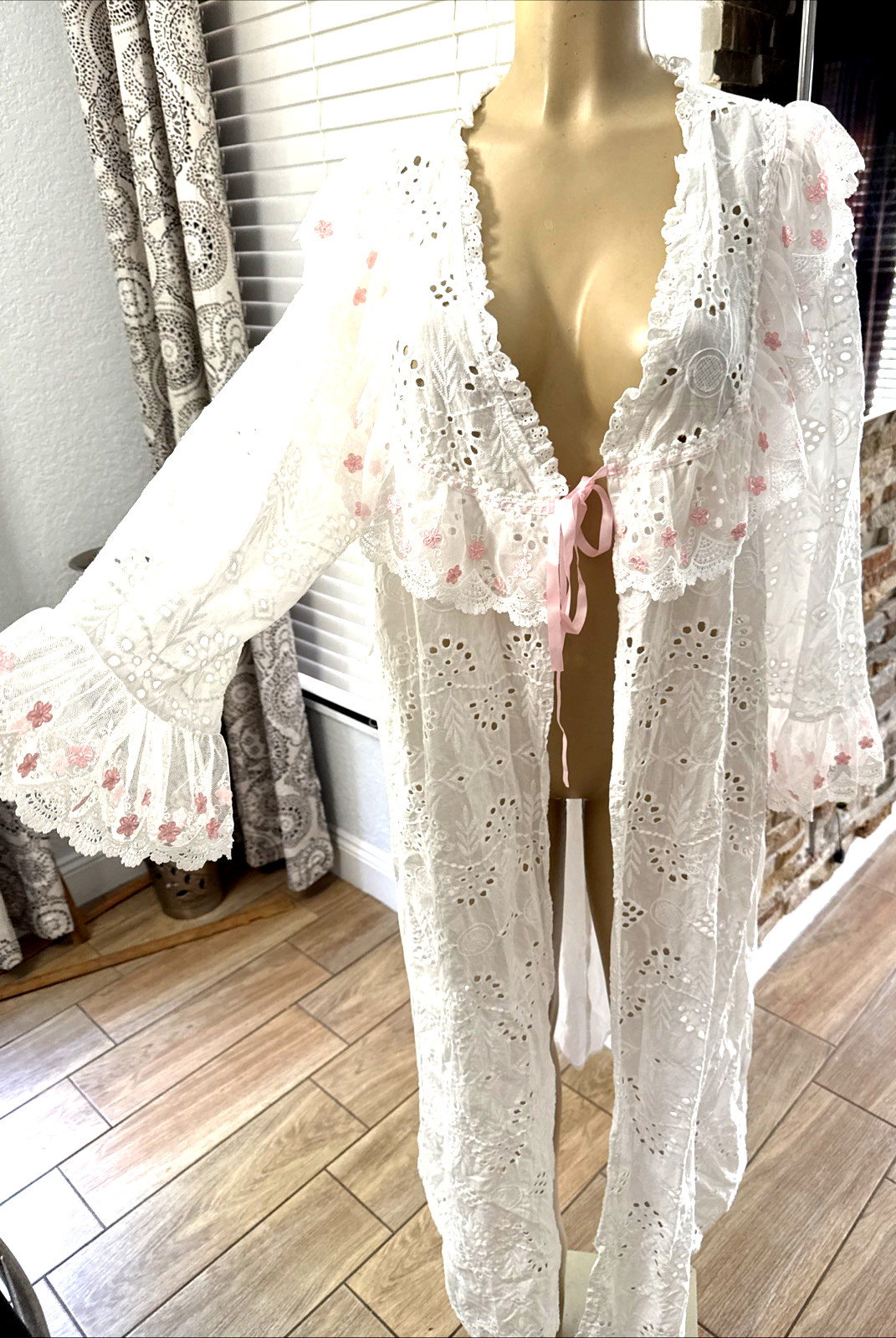 Vintage Eyelet White Ruffled Robe with Pink Ribbon Bell Cuffs Stunning Sz XL bt