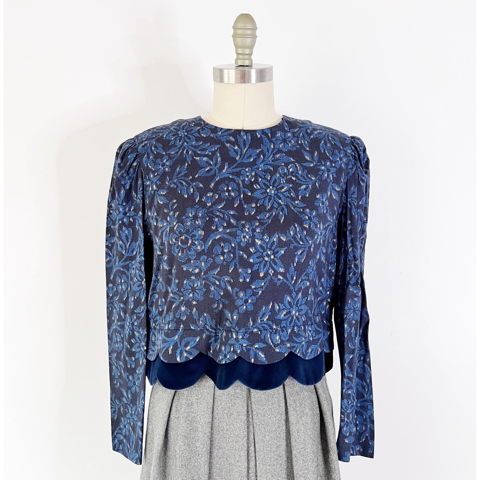Size S Karin Stevens Blouse Blue Floral Brocade Scalloped Velvet Hem Vintage