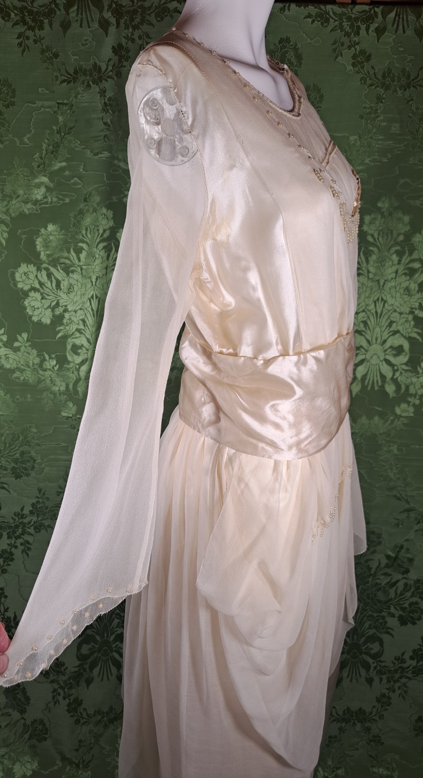 LATE EDWARDIAN CHIFFON AND SILK WEDDING GOWN WITH TRAIN, PEARLS