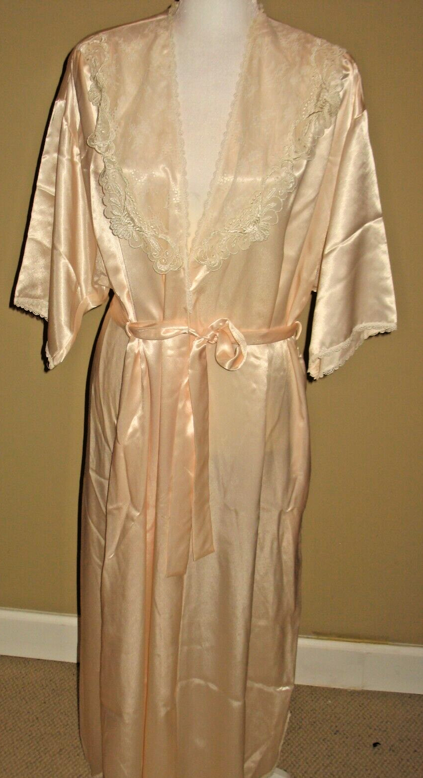 Vintage Carole Hochman Robe Medium Peach Color Chantilly Lace Silky USA 60&rsquo;s