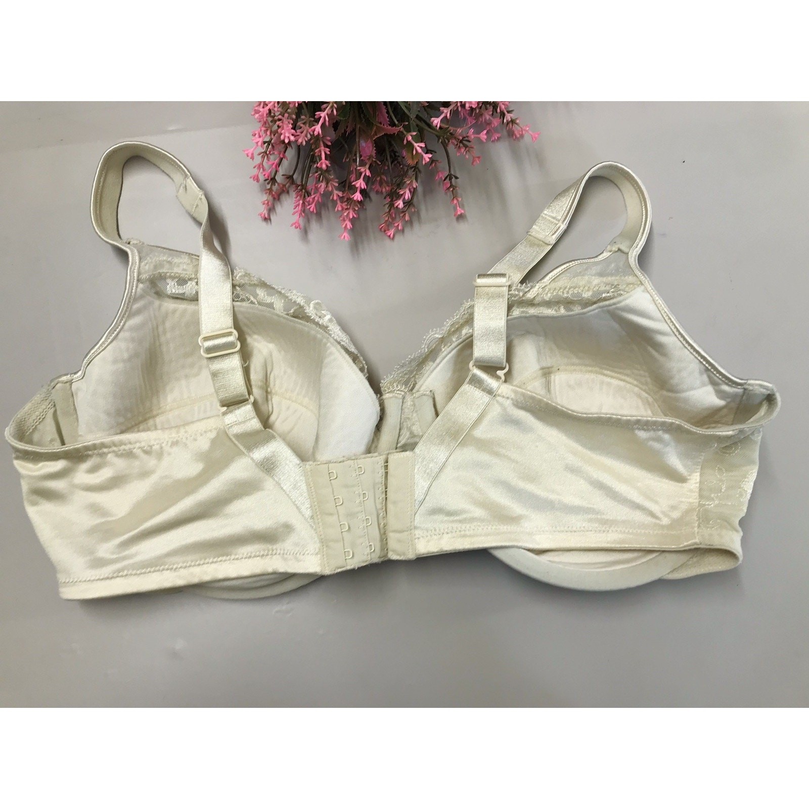 Vintage Playtex Secrets Satin & Lace #4022 Underwire Soft Cup Bra In Ivory 40DD