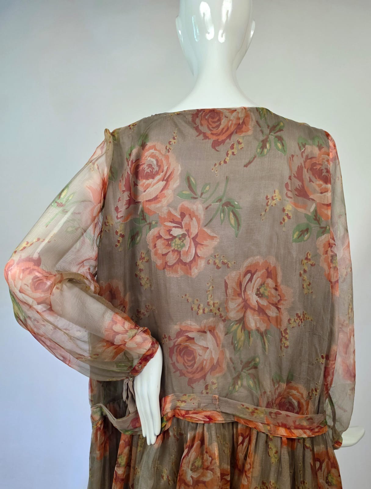 FLUTTERING 1920’S ROSE PRINT SILK CHIFFON DRESS W BOW TRIMMED DROP WAIST