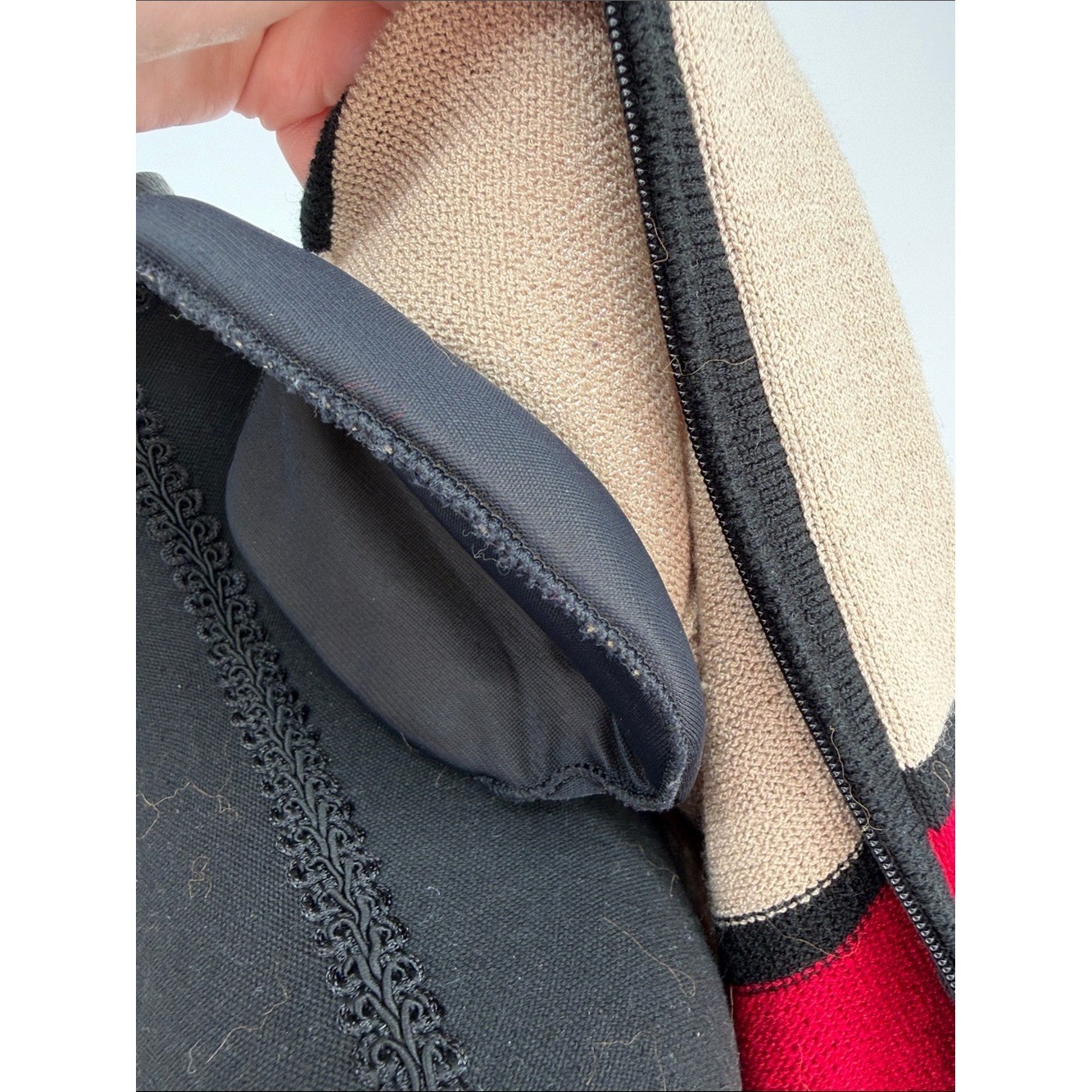 Vintage San Remo by Laura Knits – Beige, Red & Black Colorblock Zip Cardigan