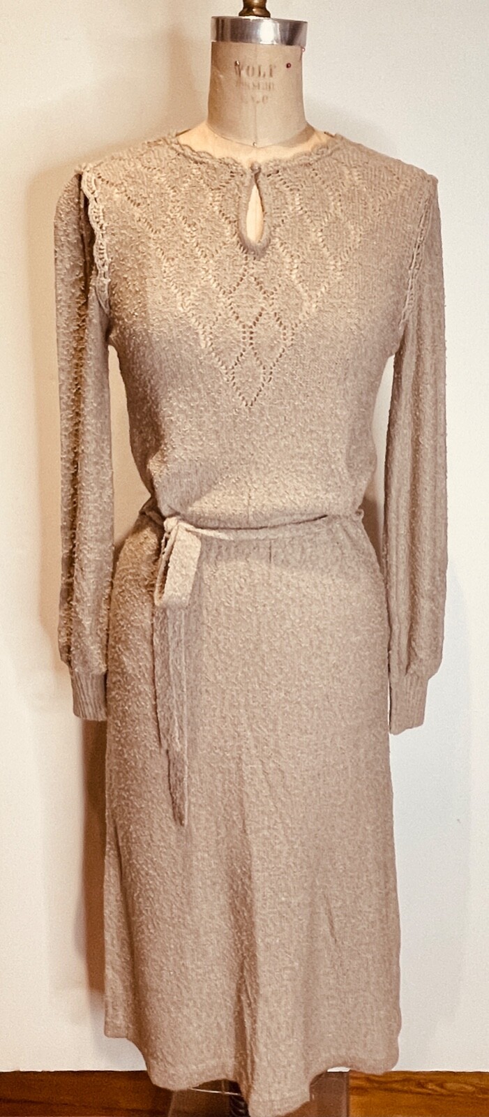 VTG 70&rsquo;S-80&rsquo;S JUST MORT TAN-STONE TEXTURED CROCHET KNIT BELT SWEATER DRESS*XS/S