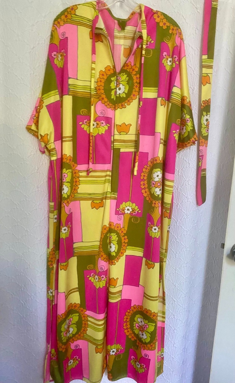 VINTAGE CAFTAN 70&rsquo;S – MOD POLYESTER PRINT WITH NECK TIE, BELT/HEADBAND