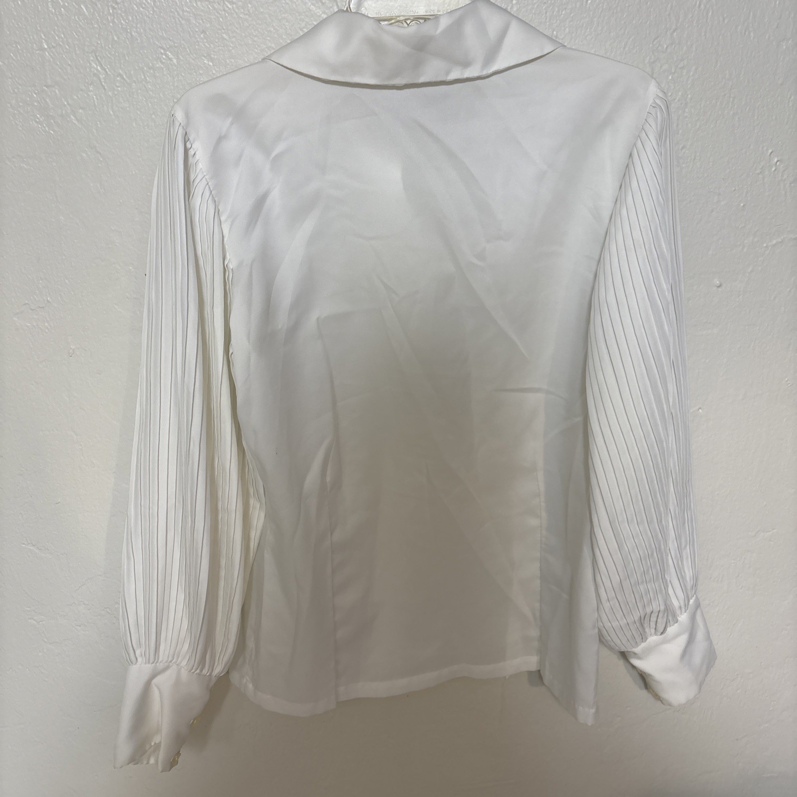 Vintage 90s Secretary Blouse Button Up Minimalist Woman’s 36 Pleated Pearl Snap