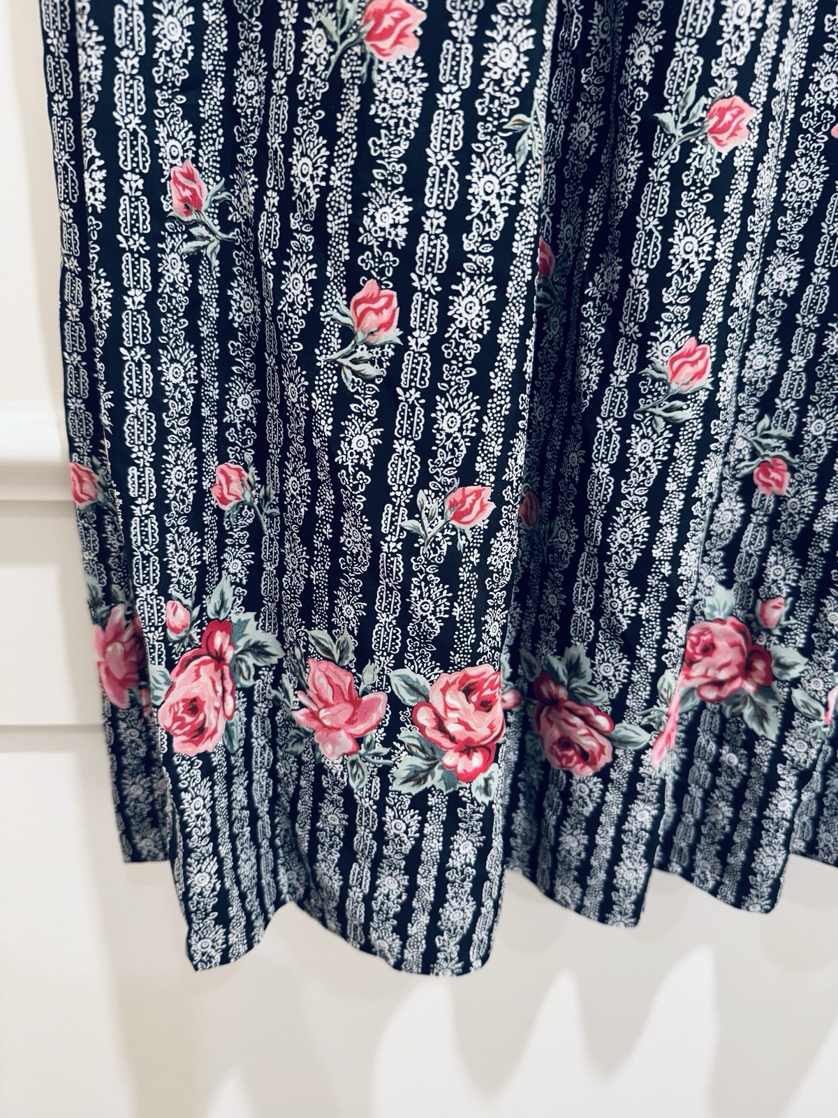 Susan Bristol Floral Midi Skirt Pleated Size 10 Black Elastic Waist Women EUC