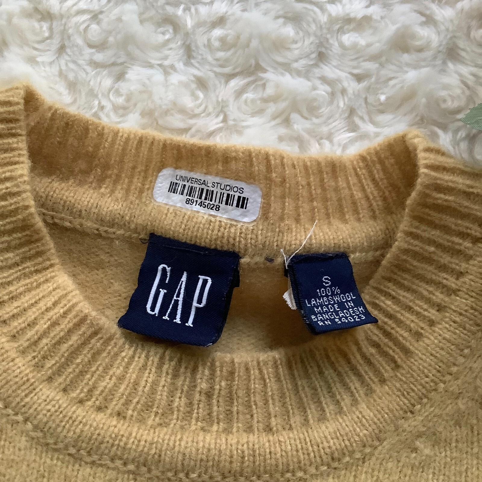 Gap 100% lambswool mustard pullover boxy sweater Universal Studios preppy S Y2K