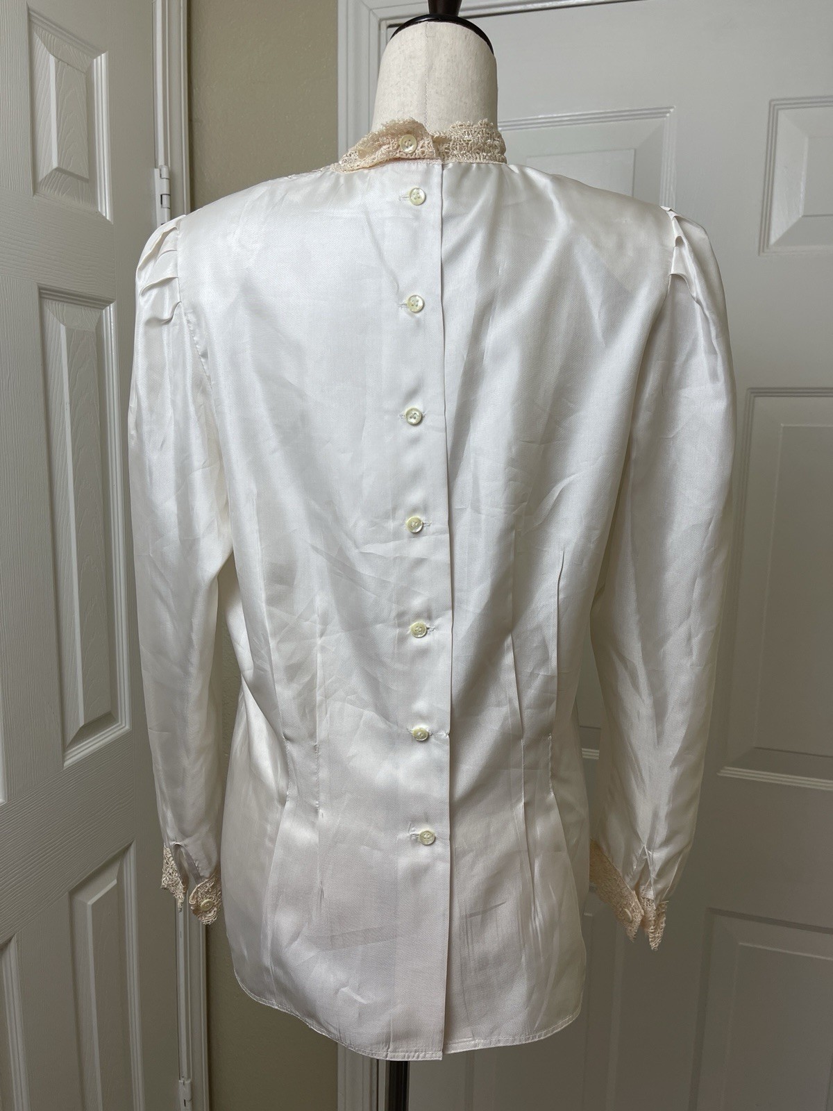 Nilani Victorian Embroidered Blouse Size 12 Light Beige Pink Lace Collar Women’s