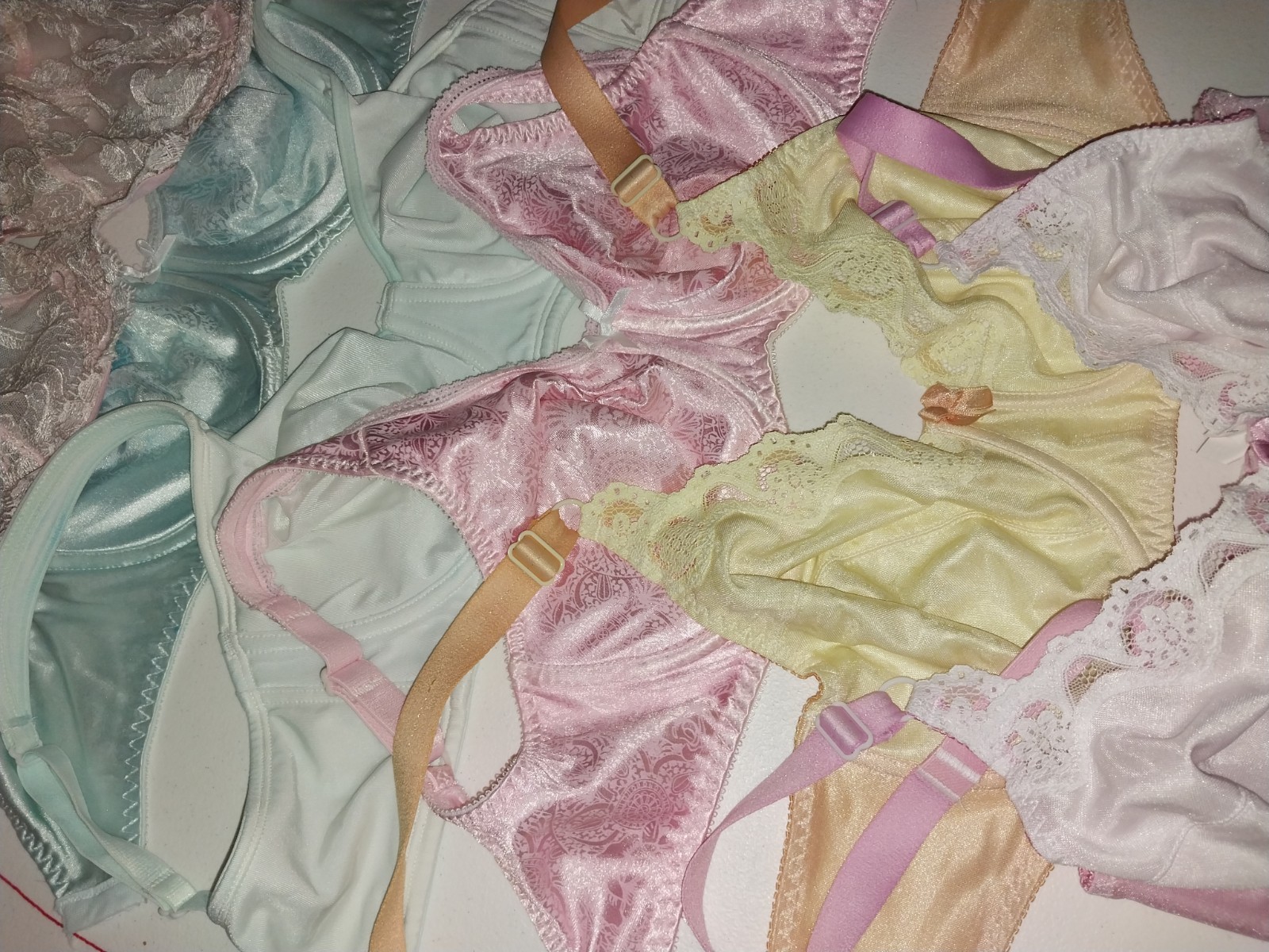 VTG SILKY NYLON PEACH YELLOW DAISY FLOWER UW BRA HANES NWT BIT POINTY PIN UP 36D