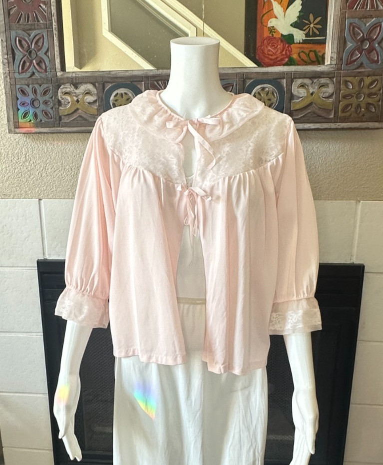 VTG Peignoir pink Nylon Med Bed Jacket CottageCore armpit to armpit 22&Prime;