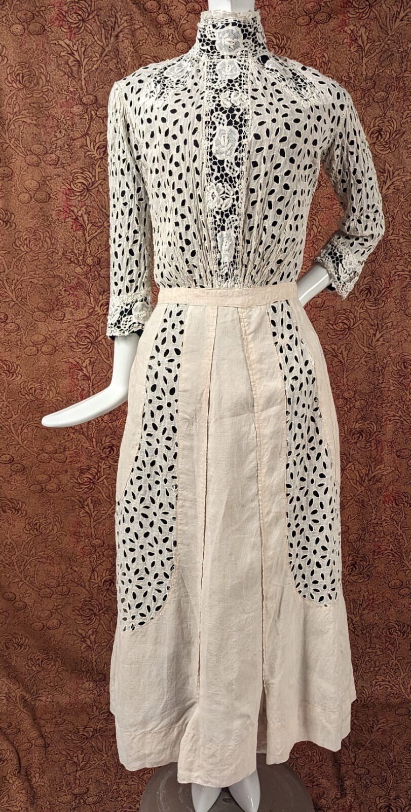 UNUSUAL EDWARDIAN LINEN DRESS W EYELET AND CROCHET LACE DETAIL