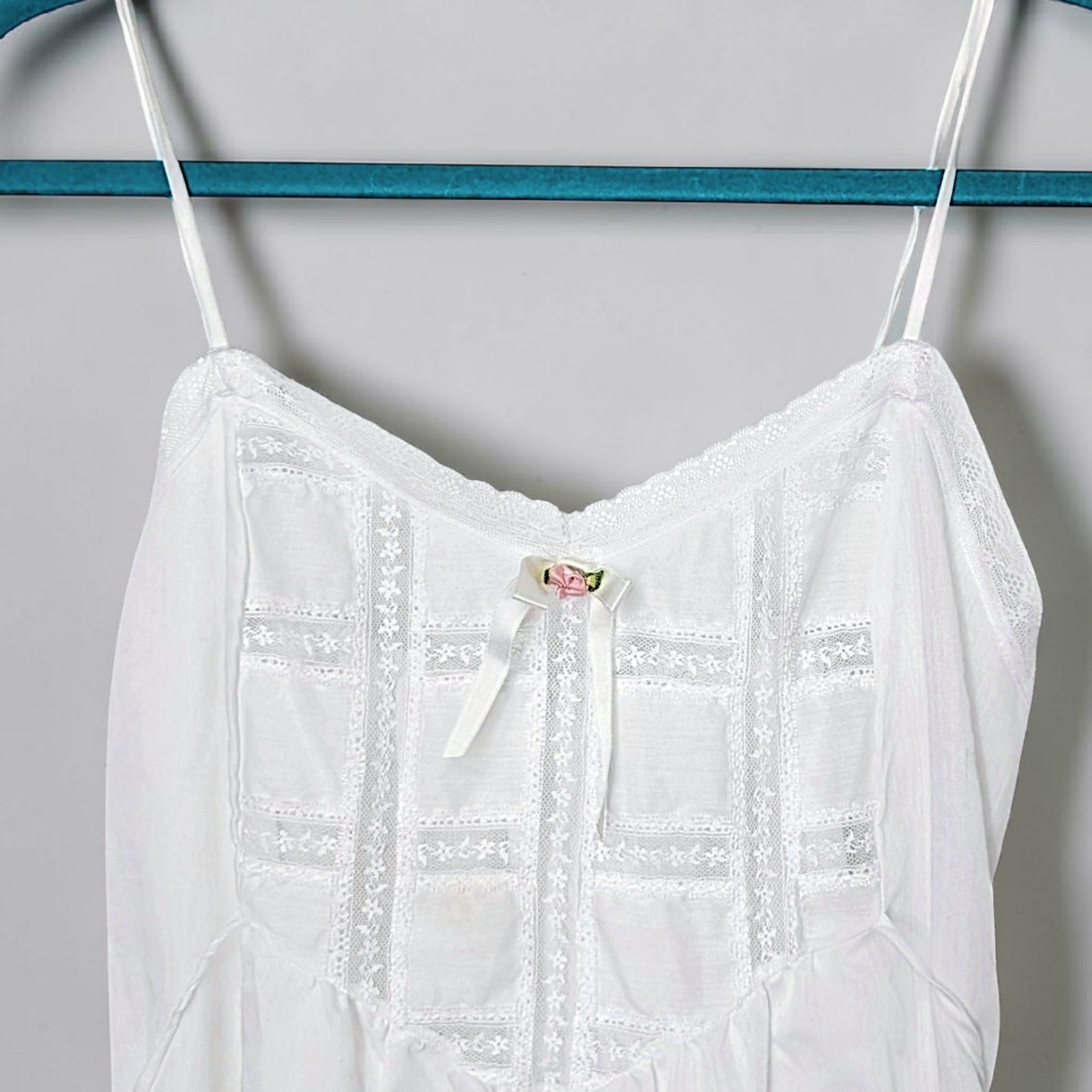 VTG 70s Union Made crisp white floral lace fairy cottage prairie slip nap dress