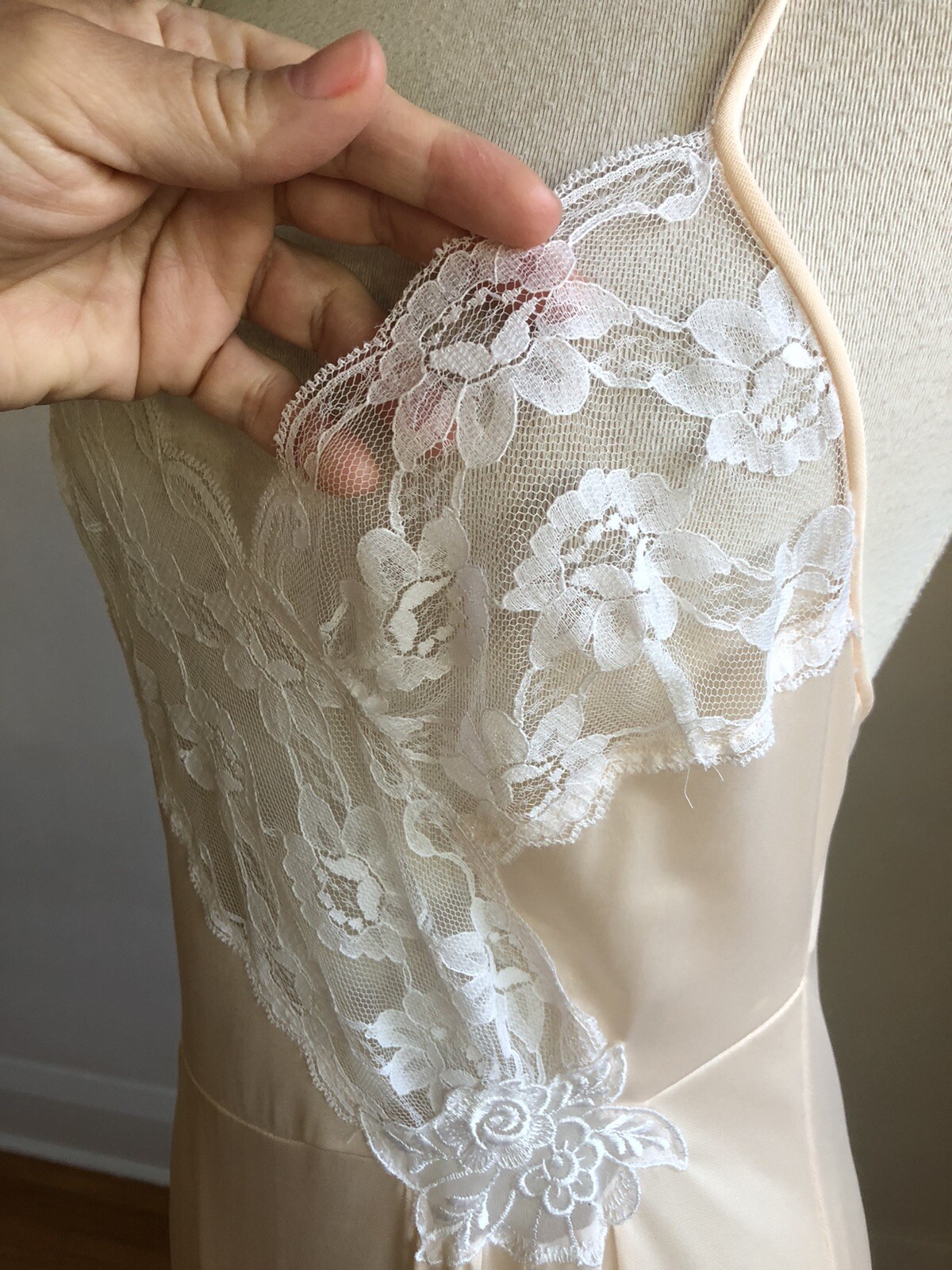 STUNNING VTG APOSTROPHE Peach Nylon White Lace Nightgown Lingerie SZ S