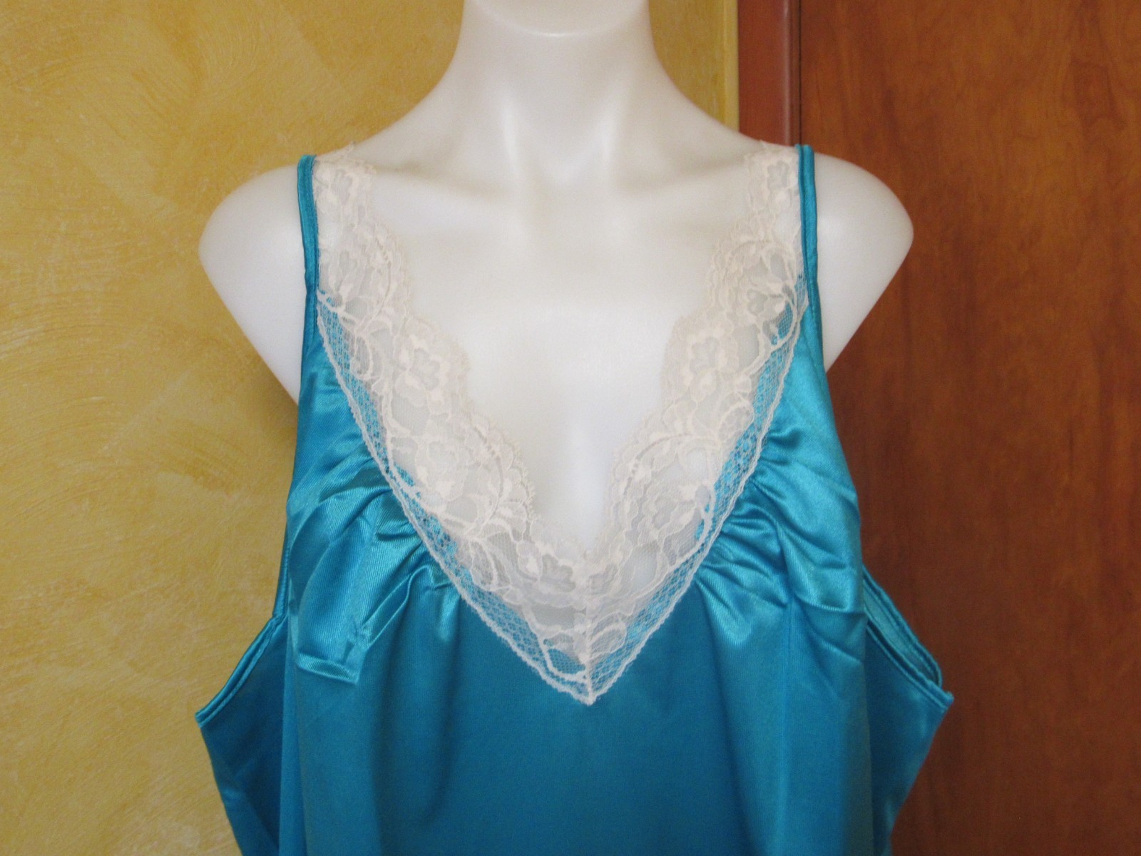 VINTAGE IMPROVED LIVING BLUE SILKY SOFT POLYESTER WHITE LACE NIGHTGOWN 3XL NEW