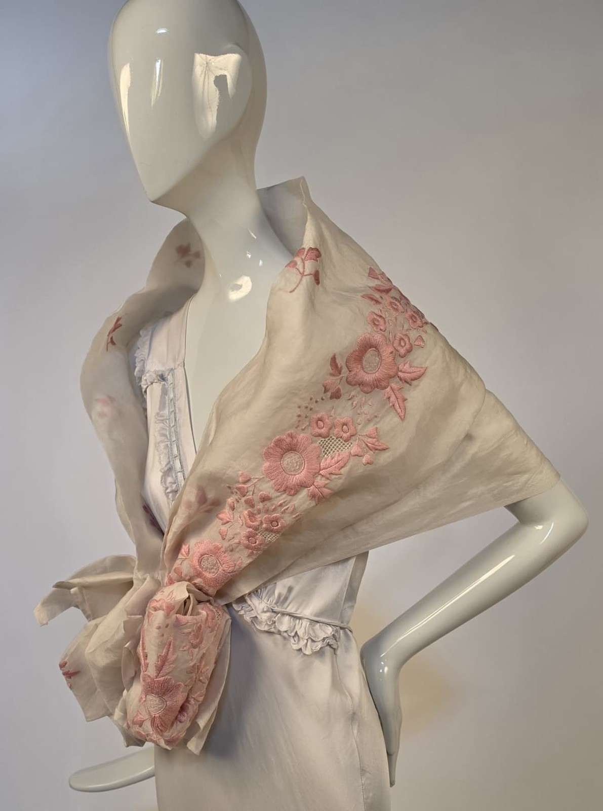 VINTAGE 1940’S HAND EMBROIDERED ORGANDY STOLE / SASH FOR DRESS W FLORALS