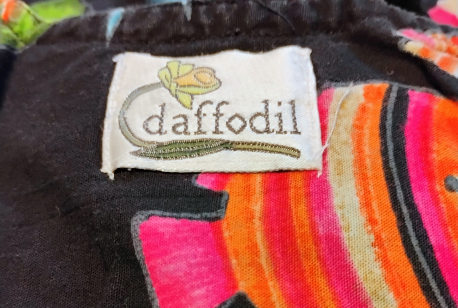 VTG 1980&rsquo;s « Daffodil » Black with Vibrant Tropical Patterned MuMu or Loungewear