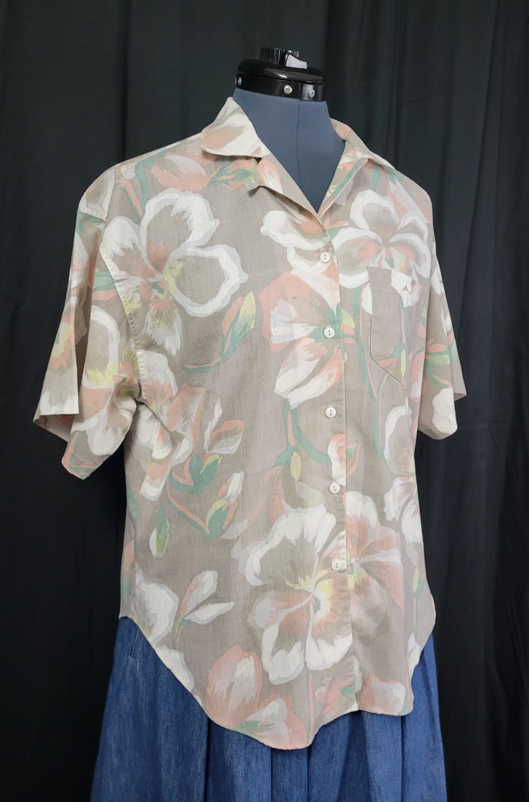 Vtg Laura Mae Beige Button Down Top w White/Pink/Yellow Tropical Flowers Size M?