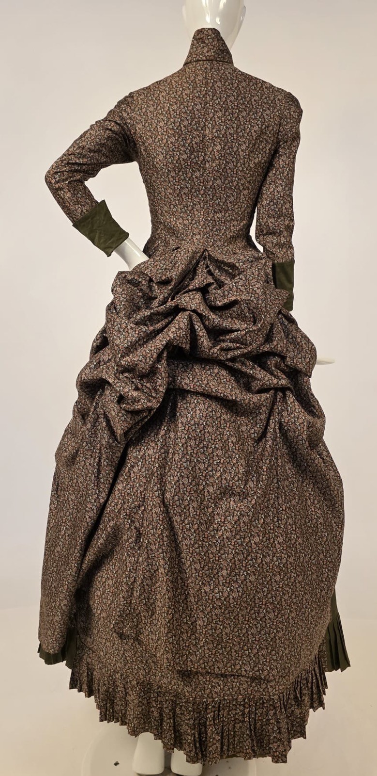 VICTORIAN 1880’S FLORAL PRINCESS BUSTLE DRESS WALKING SUIT – MUSEUM QUALITY