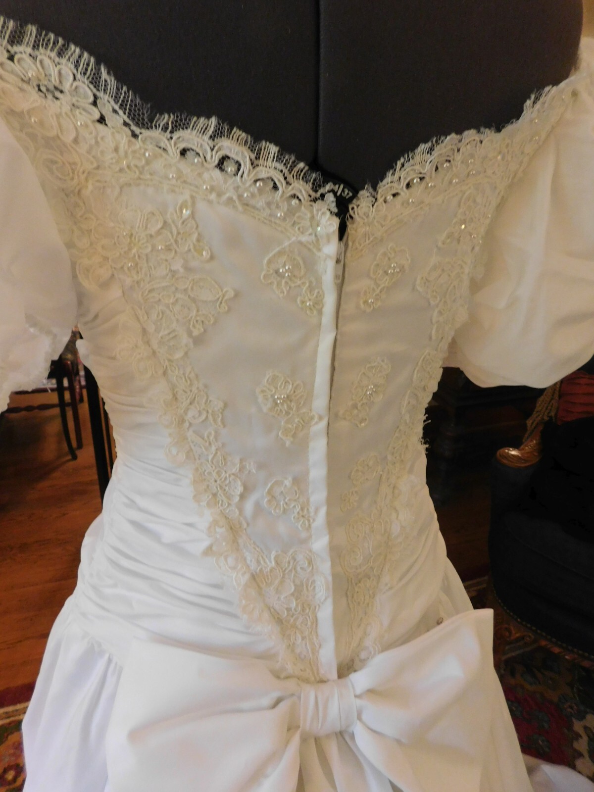 GORGEOUS OFF- SHOULDER LACE & SATIN VINTAGE SIZE 4-6 GO BY MEASUREMENTS