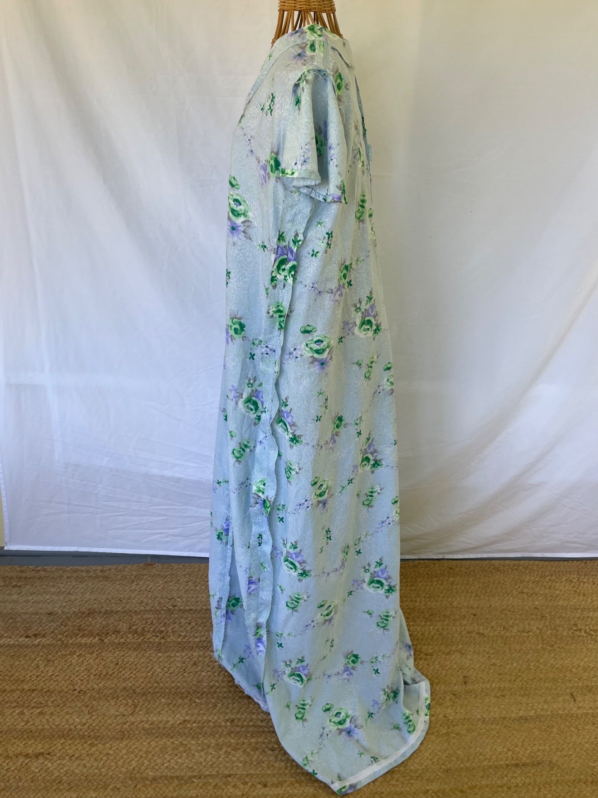 Lovely flowing vintage 70s floral maxi tea dress