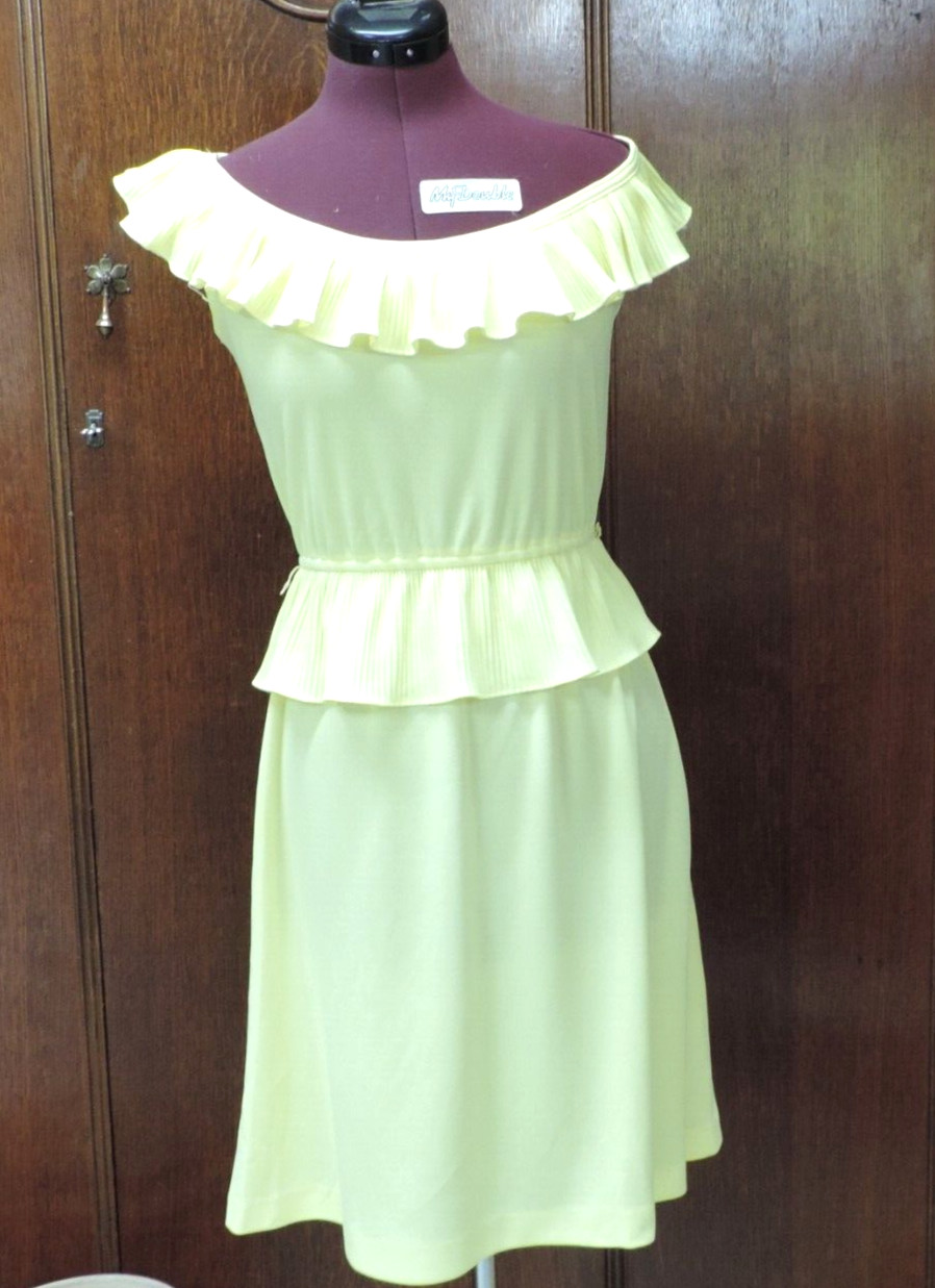 1970s Ruffle Neck/Waist Light Knit Yellow Summer Dress B33 W26