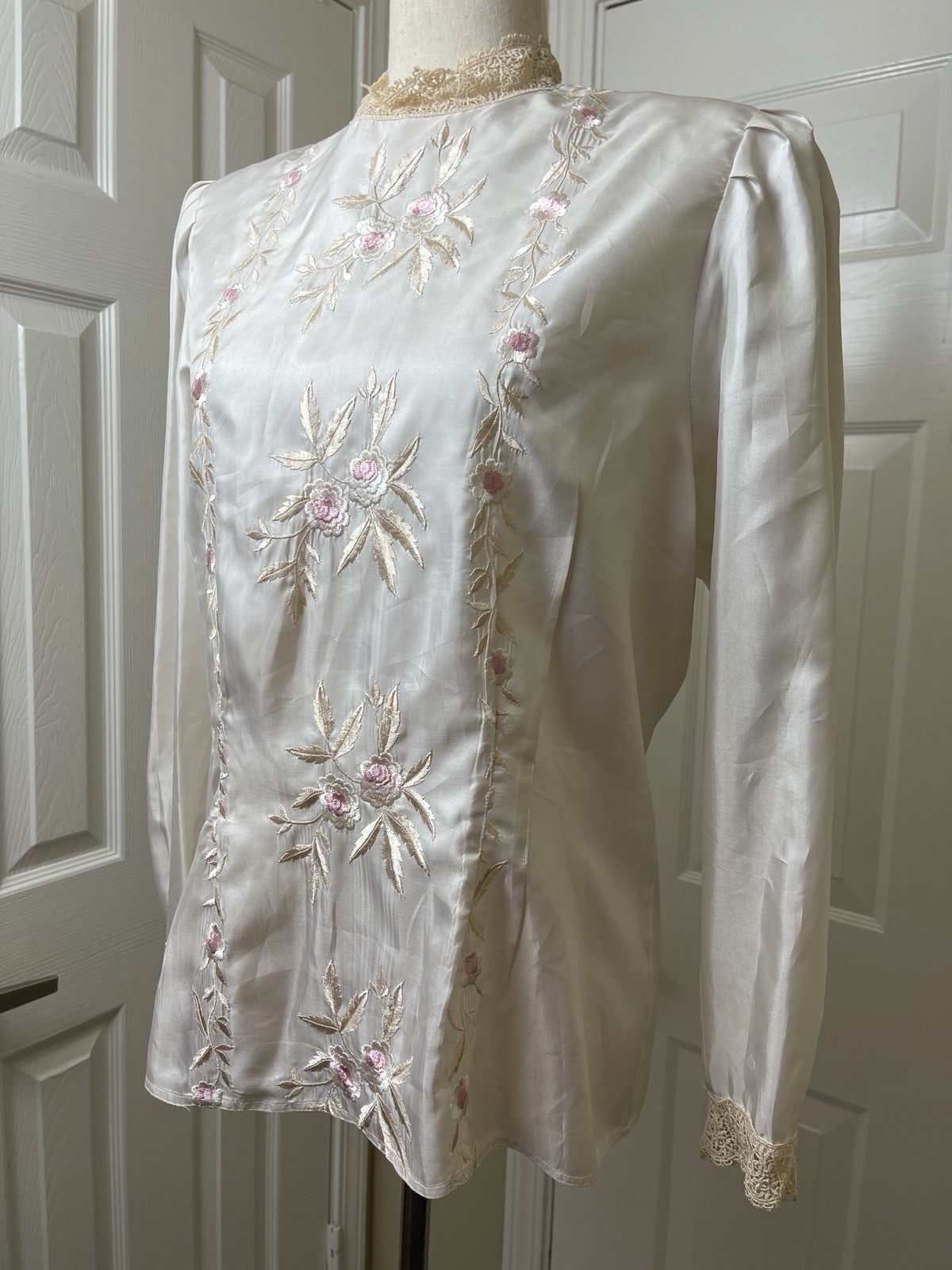 Nilani Victorian Embroidered Blouse Size 12 Light Beige Pink Lace Collar Women’s