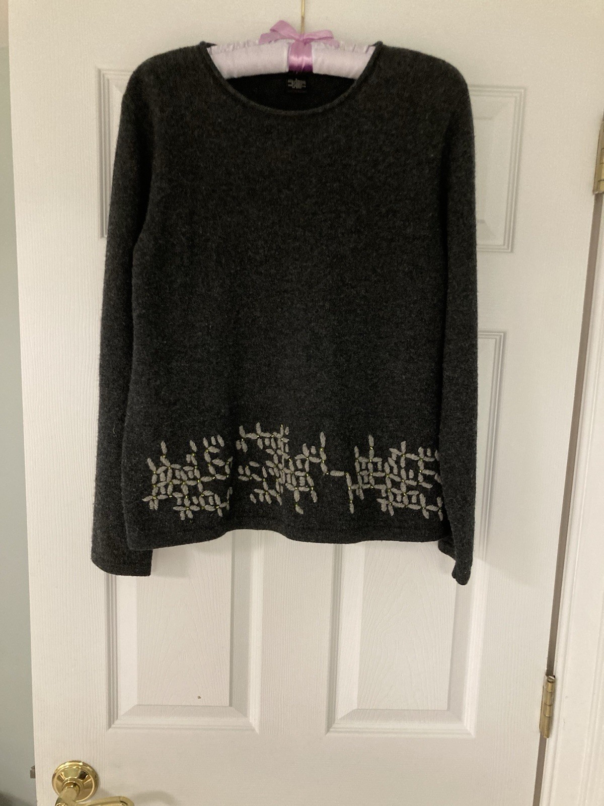 ejE 100% Lambswool Sweater Sz L. Dark Gray w/Light Gray Yarn/Green Beaded Design