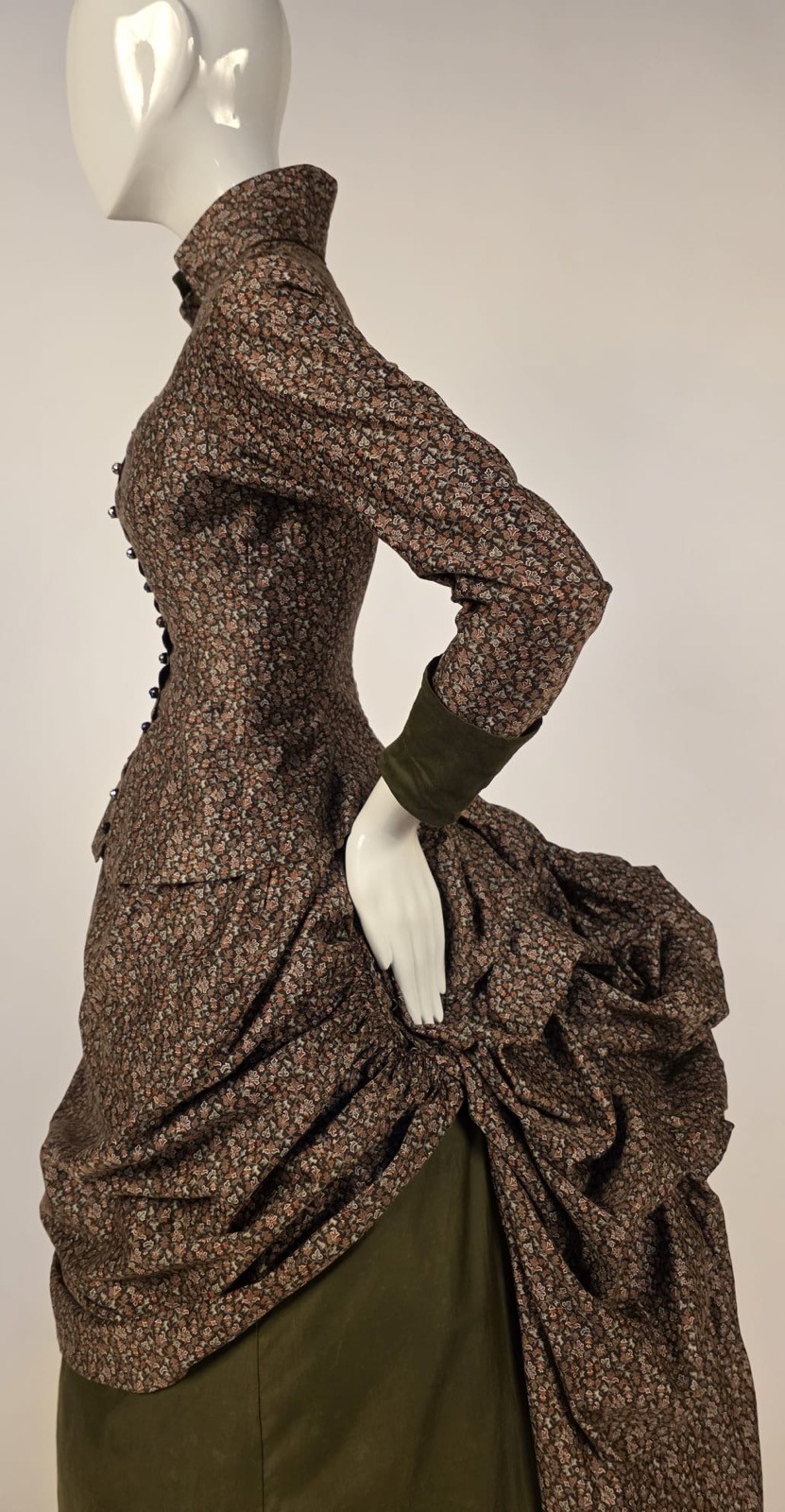 VICTORIAN 1880’S FLORAL PRINCESS BUSTLE DRESS WALKING SUIT – MUSEUM QUALITY