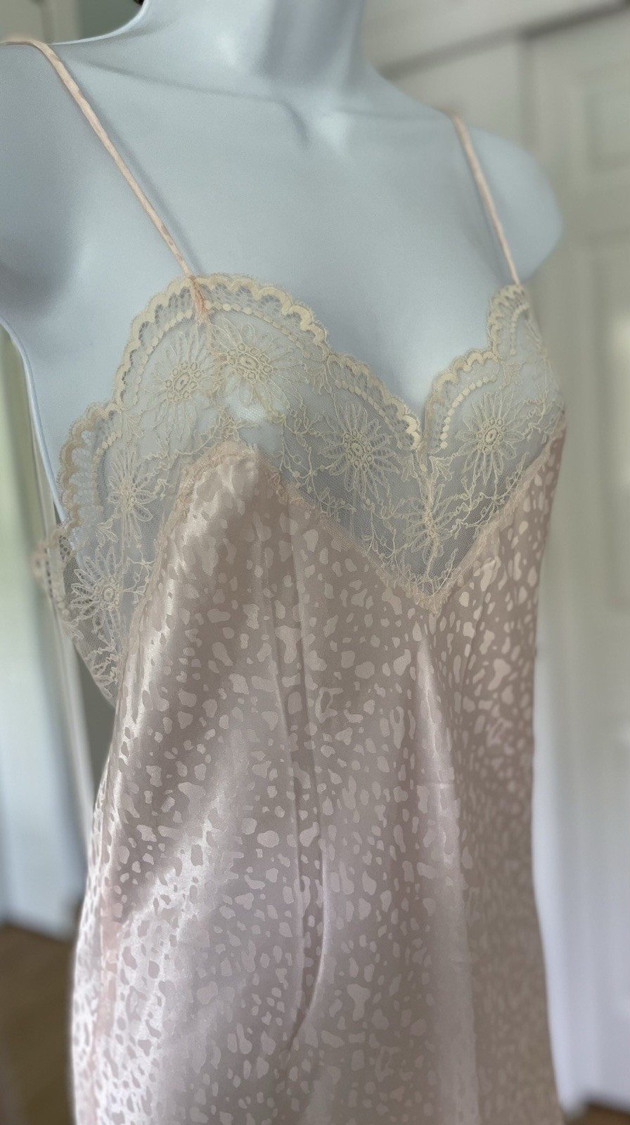 VTG &rsquo;80s Georgette Trabolsi – Medium- Chemise Nightgown -Blush Pink Cream Lace