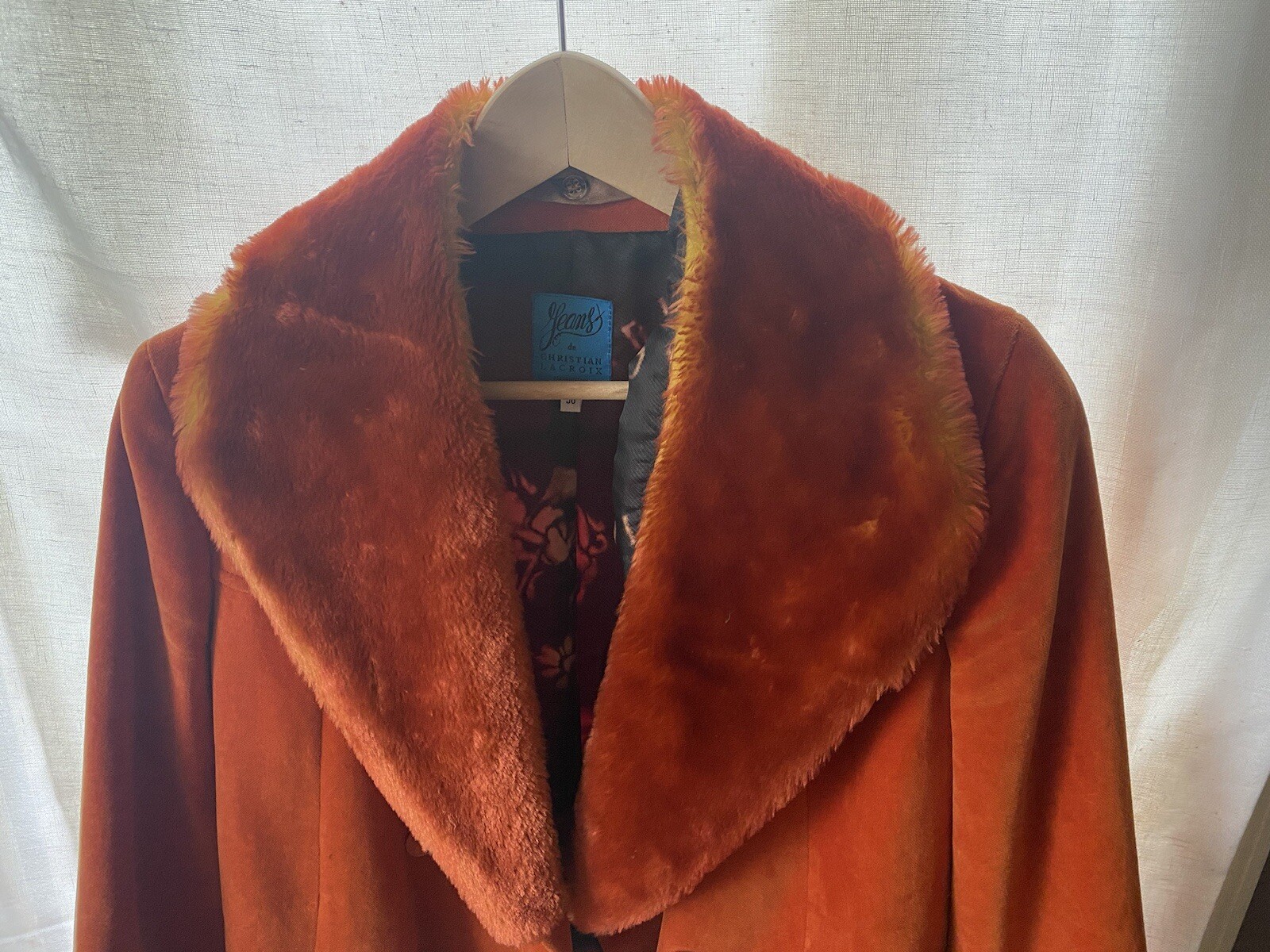 Jeans de Christian LaCroix Crushed Velvet Blazer with Removable Faux Fur Collar