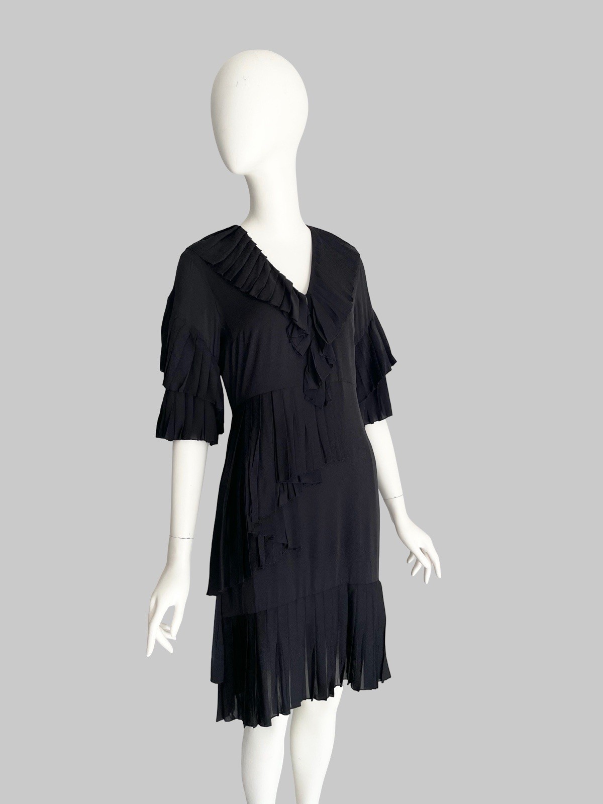 Gucci Fall 2015 Size 42 US 6 Black Silk Pleated Ruffled Dress V Neck Alessandro
