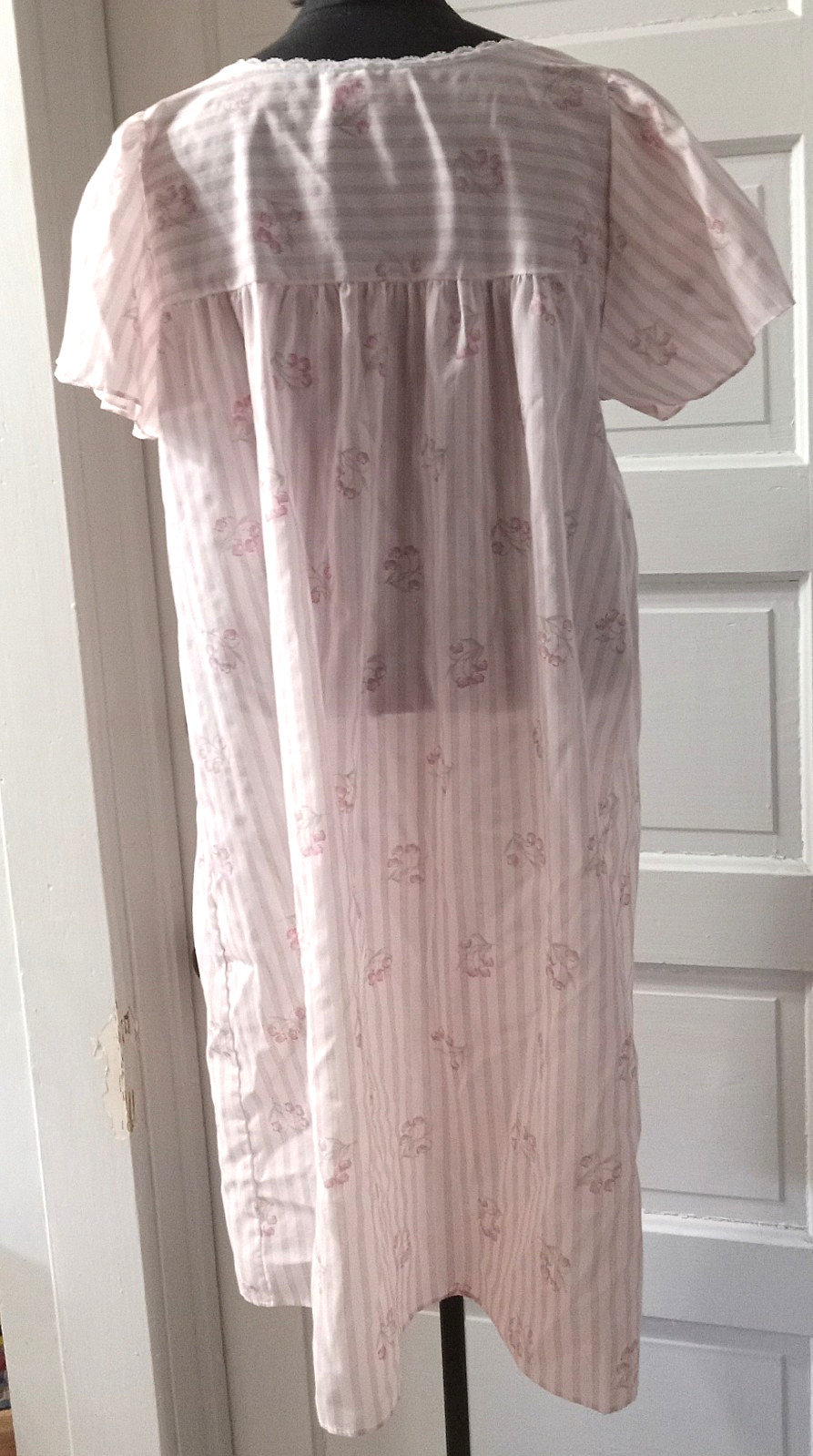 80&rsquo;s PREVIEWS Button Up Pink Stripe Floral Robe Lace Accent M