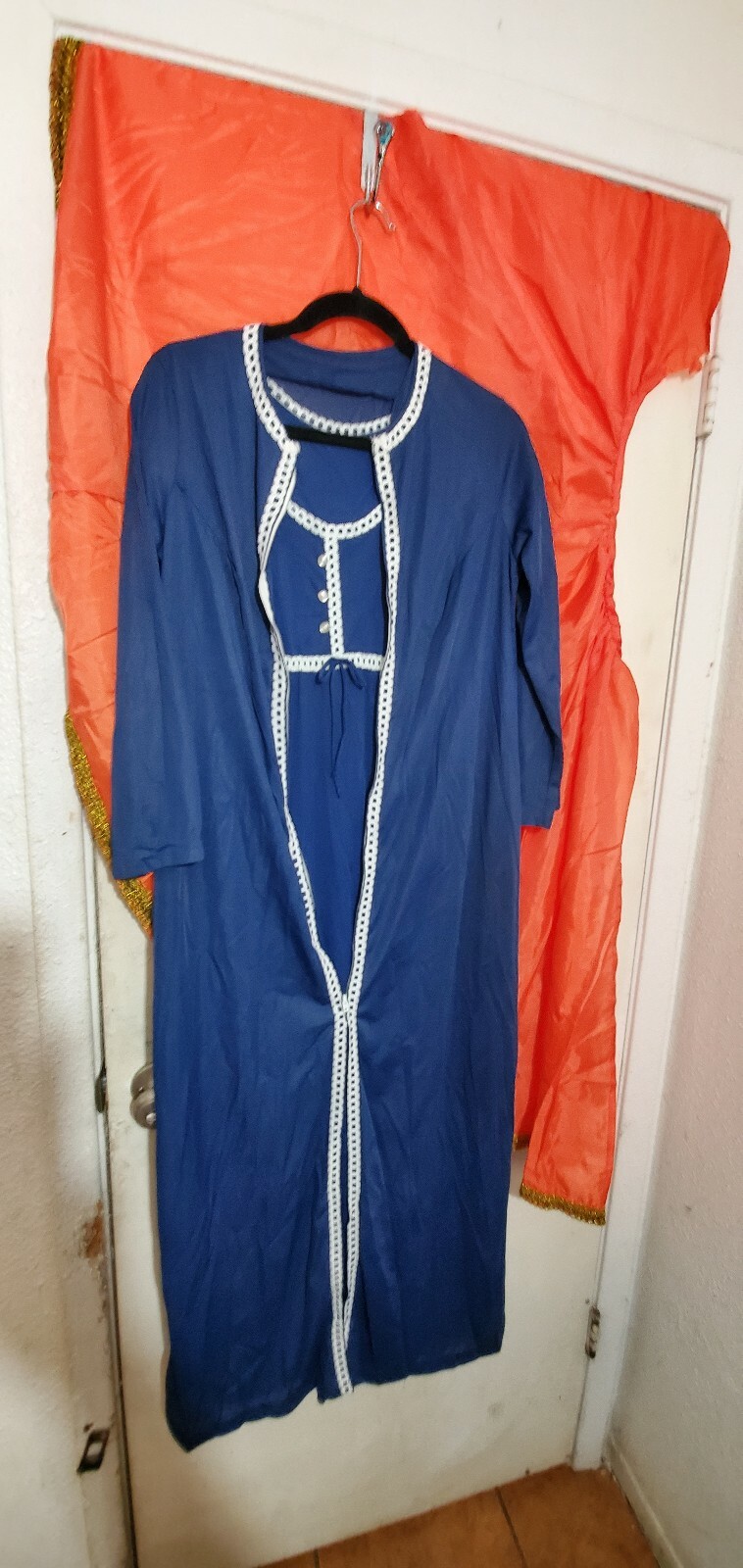 VINTAGE BLUE NIGHTGOWN & ROBE PEIGNOIR SET WHITE LACE sm and gold slippers 61/2