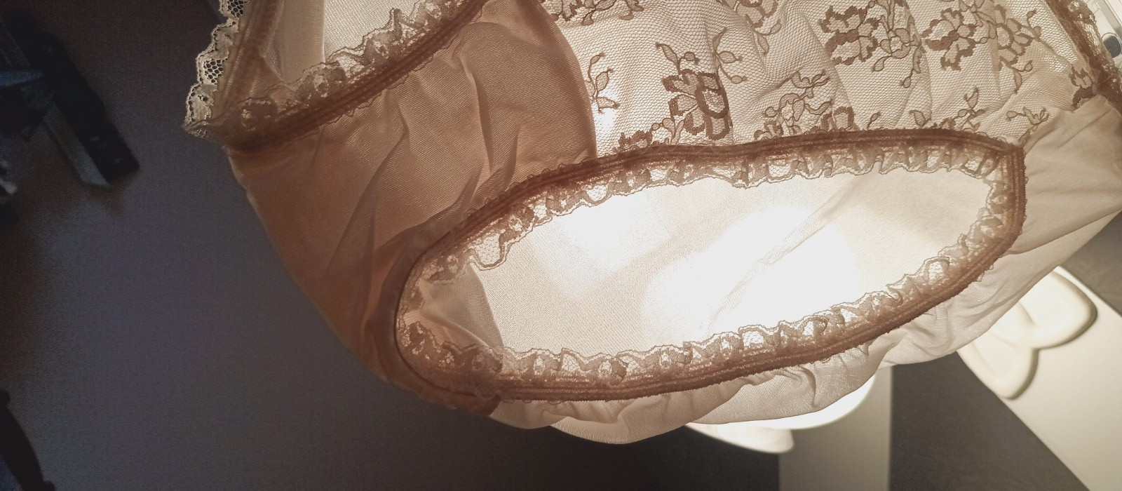 VIVE la DIFFERENCE VINTAGE PANTIES sz 6 HI-CUT L BEIGE SATIN w-LACE NWT #17-16